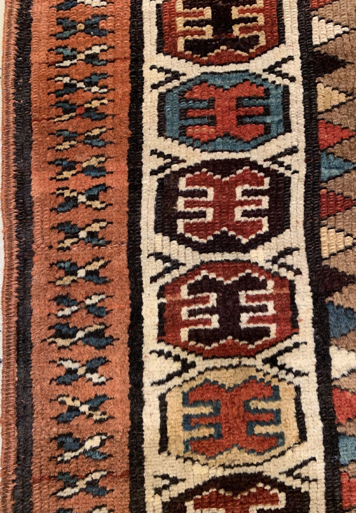 Detail b: Antiker Nordwestpersischer, Teppich, um 1900, Wolle geknüpft auf Wolle, ca. 304 x 125 cm, EHZ: 2-3,(guter Zustand).