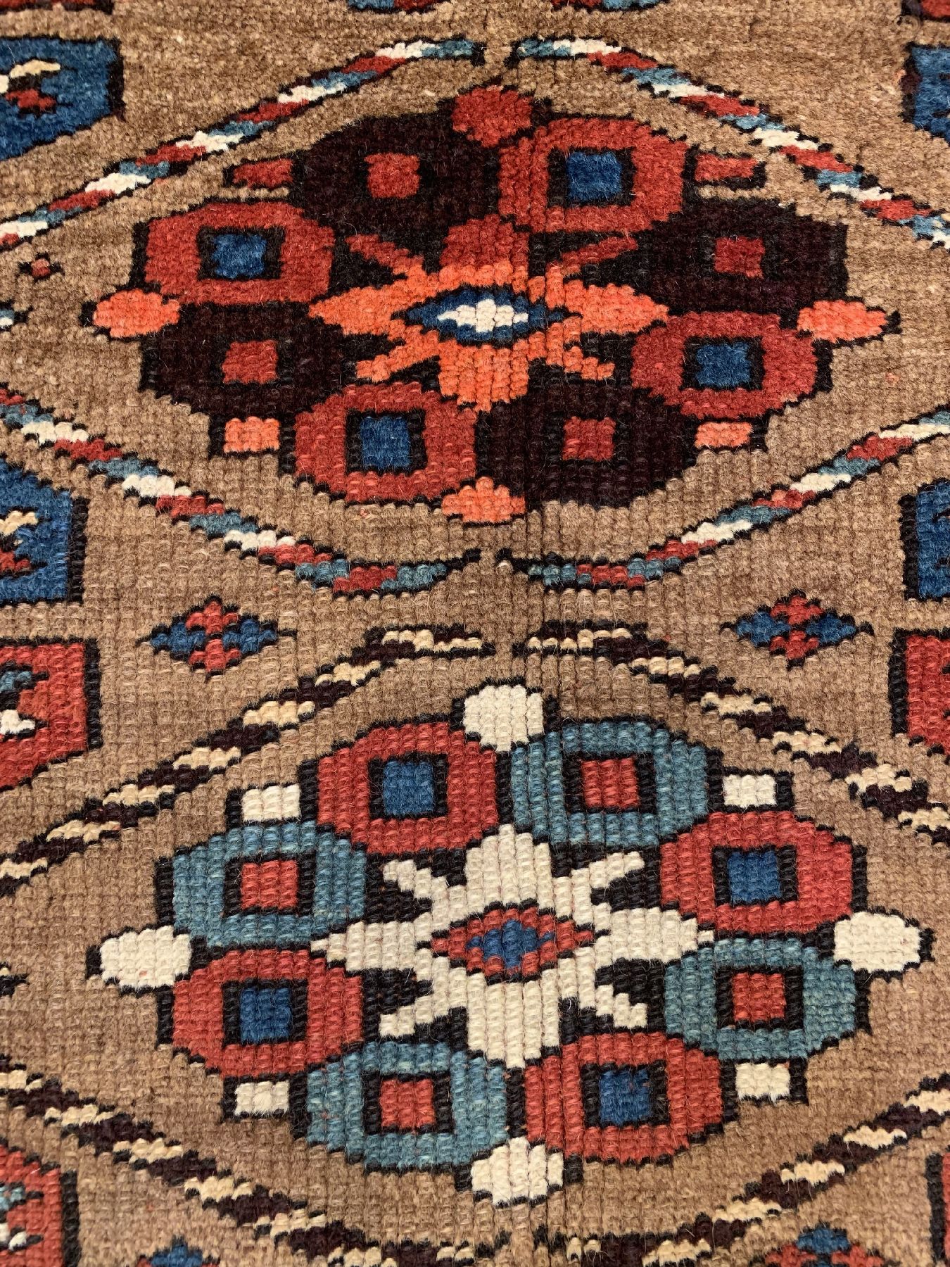 Detail c: Antiker Nordwestpersischer, Teppich, um 1900, Wolle geknüpft auf Wolle, ca. 304 x 125 cm, EHZ: 2-3,(guter Zustand).