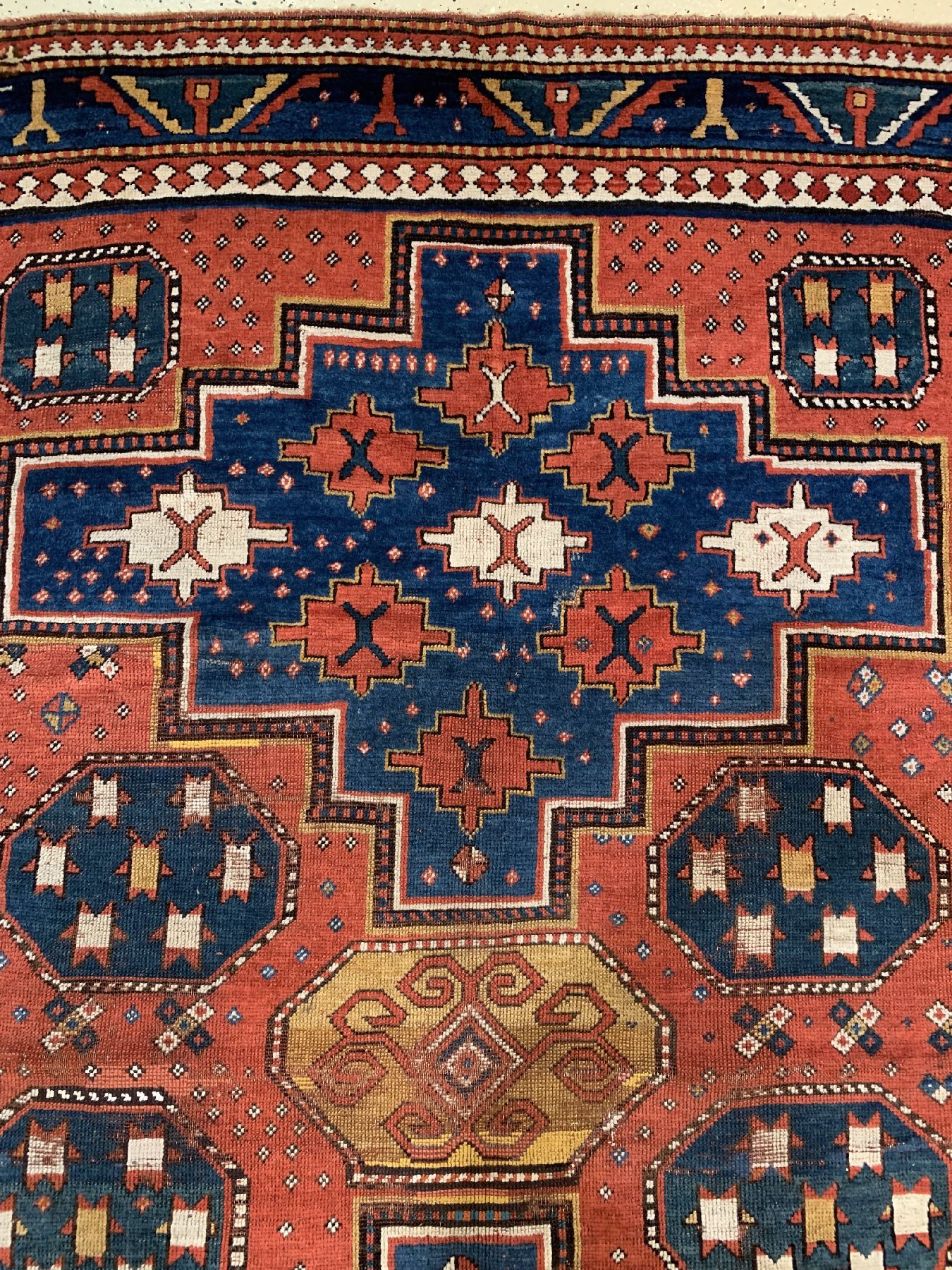 Detail a: Lori Pampak Kazak antik, Zentralkaukasus, Mitte 19 Jhd., Wolle geknüpft auf Wolle, ca. 230 x 177 cm, EHZ: 3-4(Altersbedingt guter Zustand)