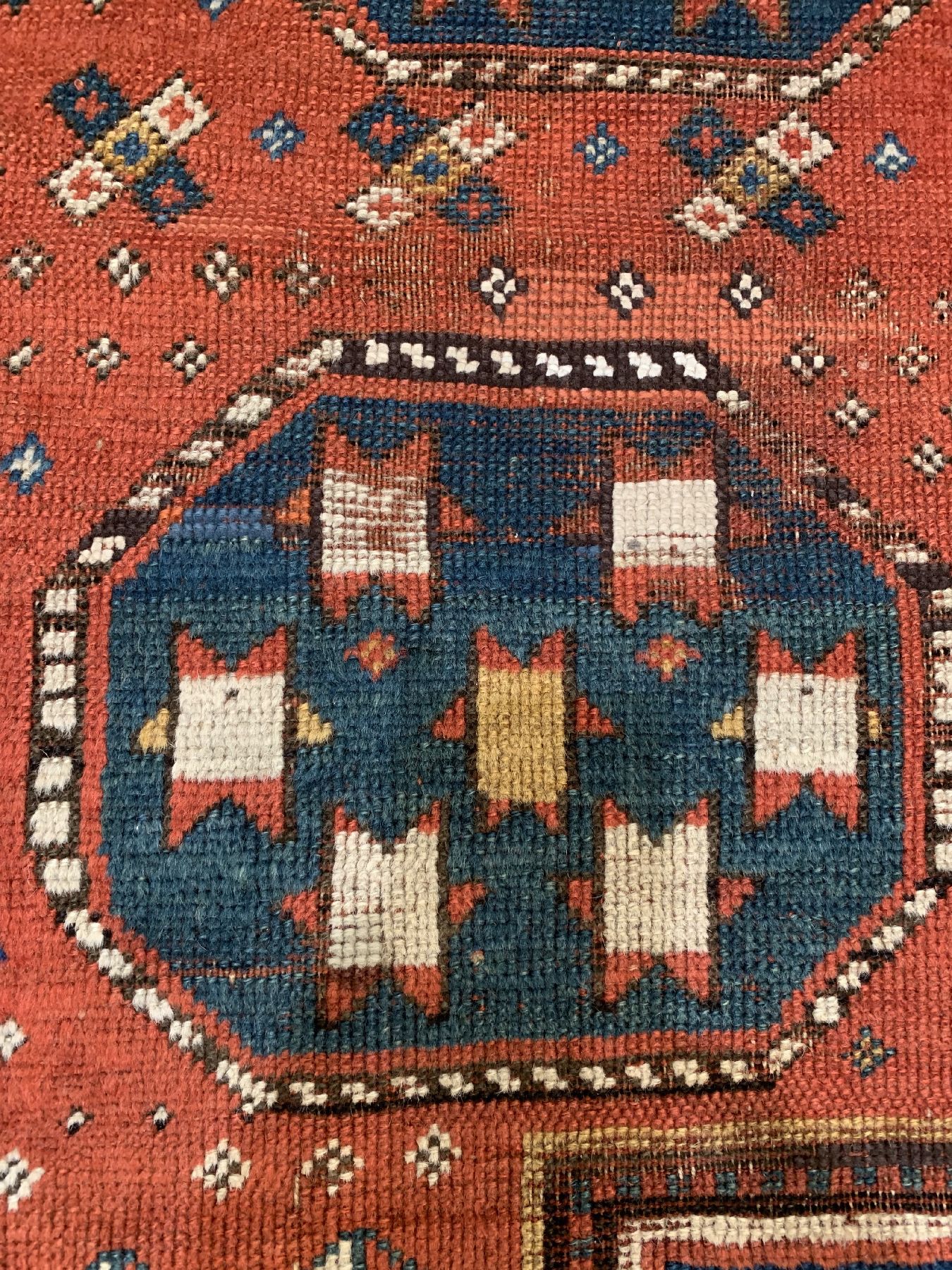 Detail b: Lori Pampak Kazak antik, Zentralkaukasus, Mitte 19 Jhd., Wolle geknüpft auf Wolle, ca. 230 x 177 cm, EHZ: 3-4(Altersbedingt guter Zustand)