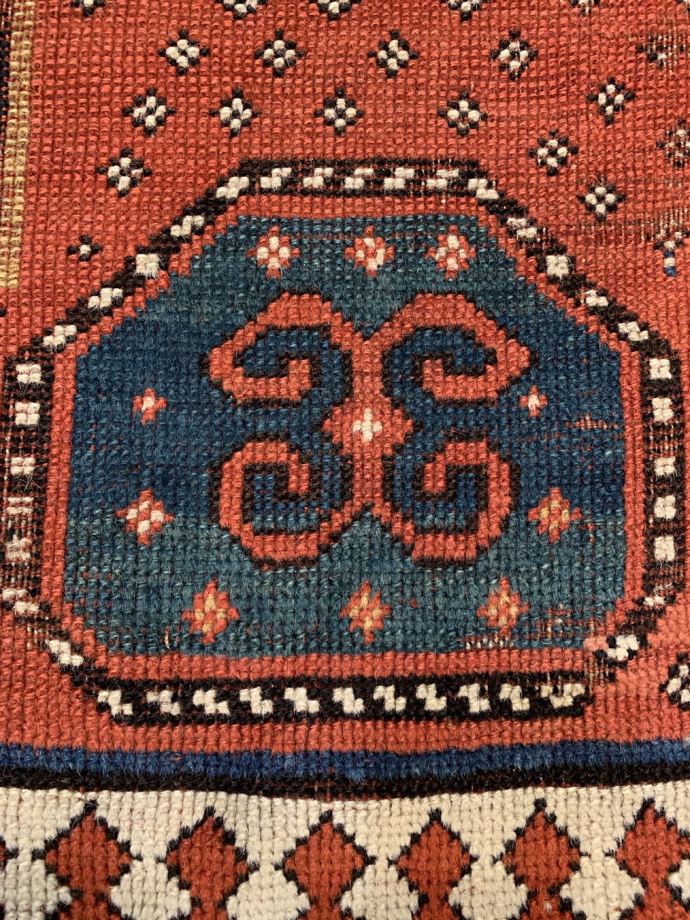 Detail d: Lori Pampak Kazak antik, Zentralkaukasus, Mitte 19 Jhd., Wolle geknüpft auf Wolle, ca. 230 x 177 cm, EHZ: 3-4(Altersbedingt guter Zustand)