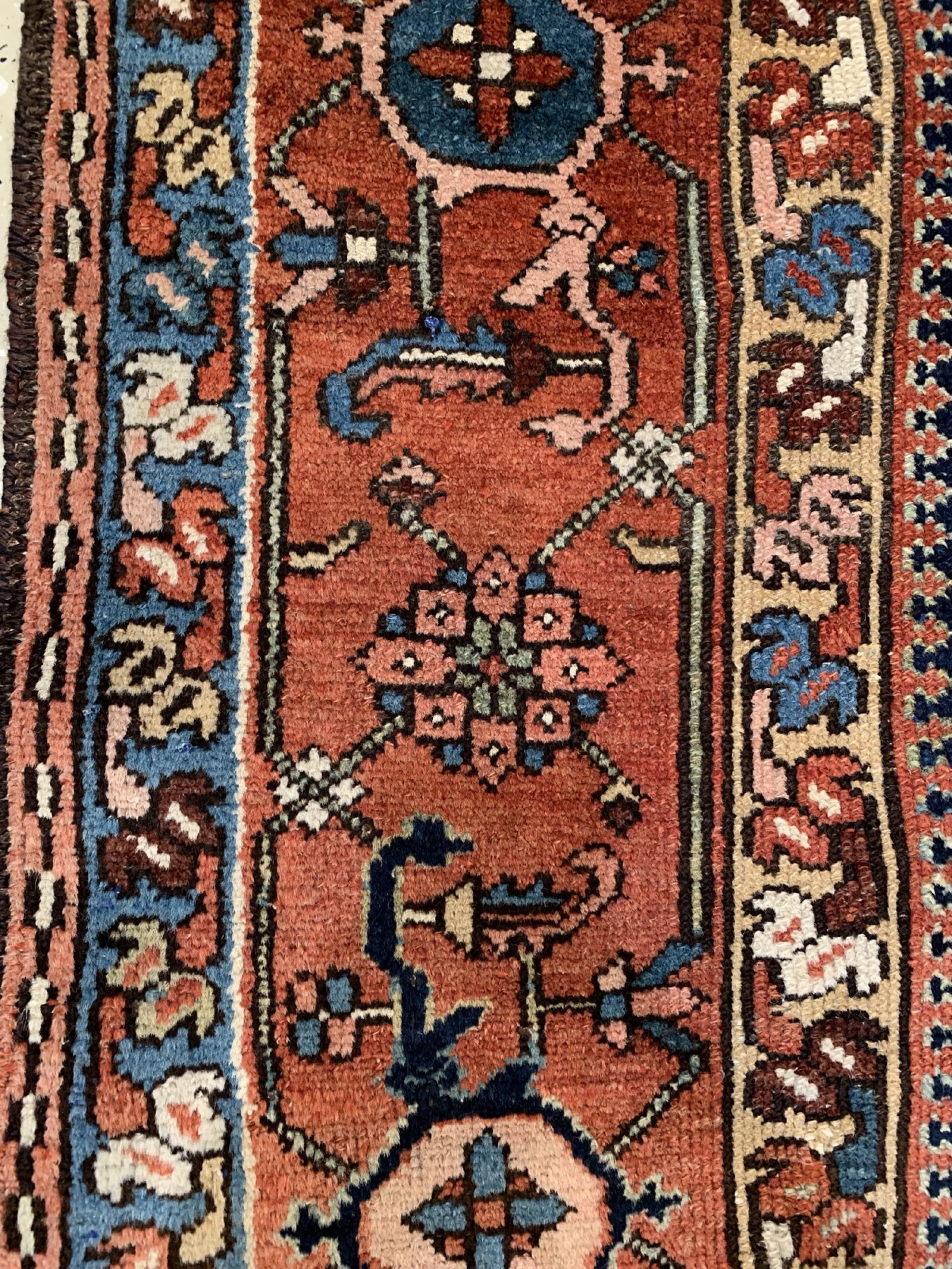 Detail b: Antiker Heriz, Persien, um 1900, Wolle geknüpft auf Baumwolle, ca. 190 x 150 cm, EHZ:3, (Stellenweise niedriger Flor)