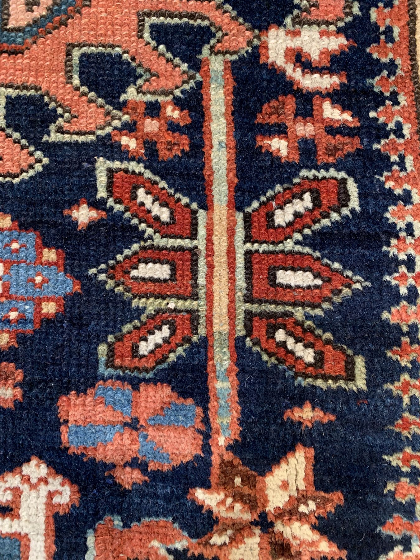 Detail c: Antiker Heriz, Persien, um 1900, Wolle geknüpft auf Baumwolle, ca. 190 x 150 cm, EHZ:3, (Stellenweise niedriger Flor)