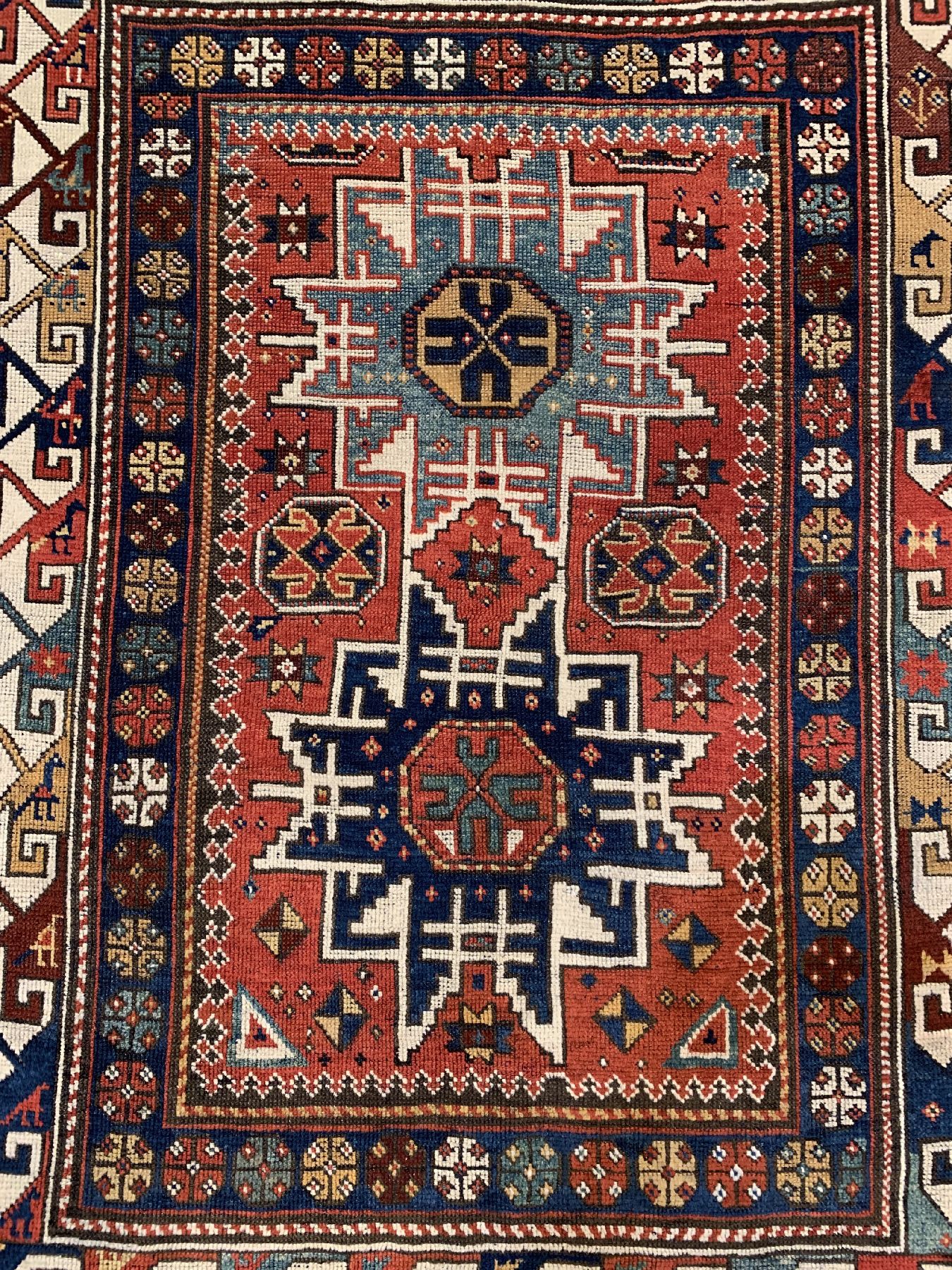 Detail a: Antiker Lesgi Kazak, Kaukasus, Ende 19 Jhd., Wolle geknüpft auf Wolle, ca. 200 x 147 cm, EHZ: 3(gleichmäßig niedriger Flor)