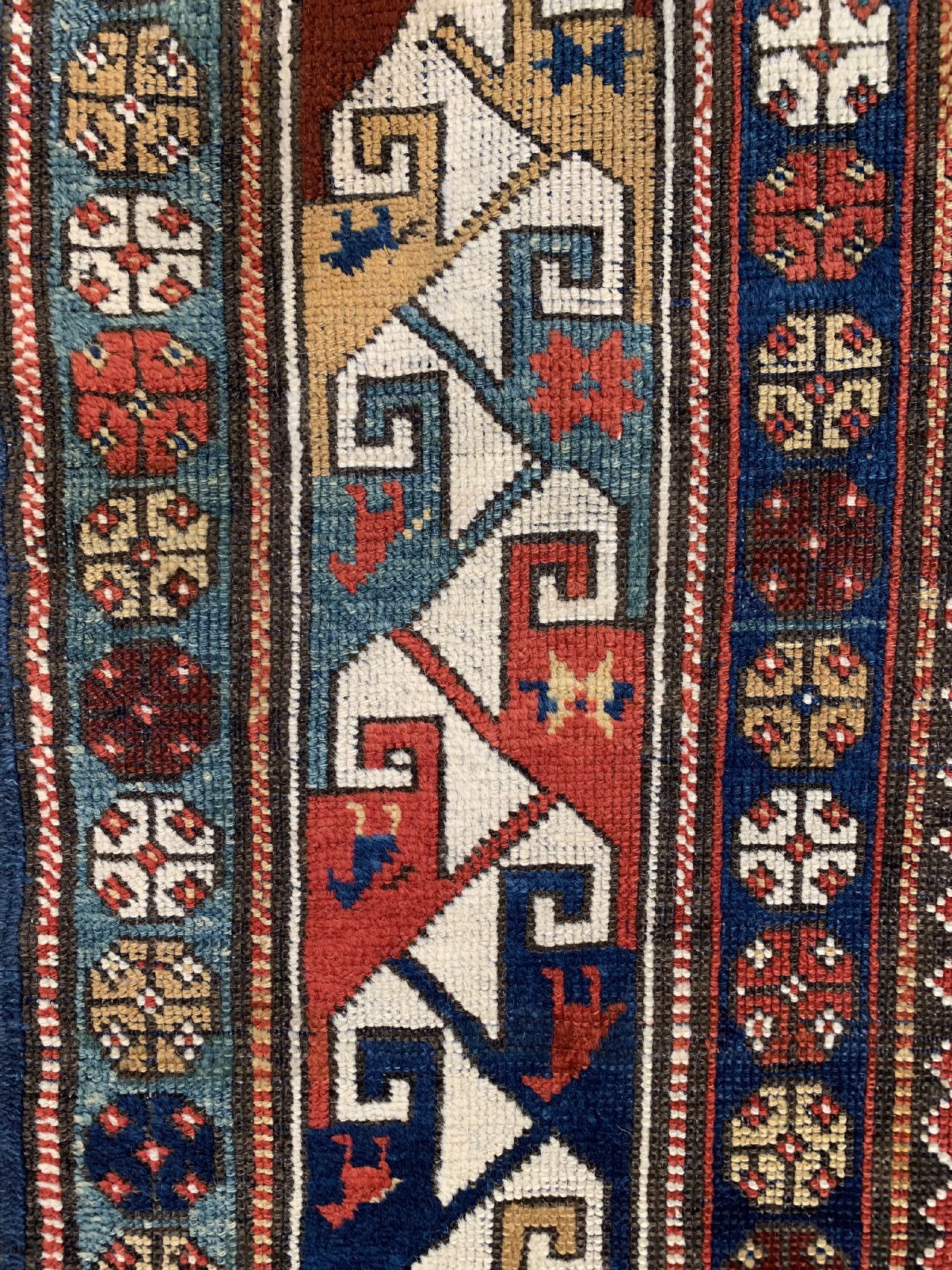 Detail b: Antiker Lesgi Kazak, Kaukasus, Ende 19 Jhd., Wolle geknüpft auf Wolle, ca. 200 x 147 cm, EHZ: 3(gleichmäßig niedriger Flor)