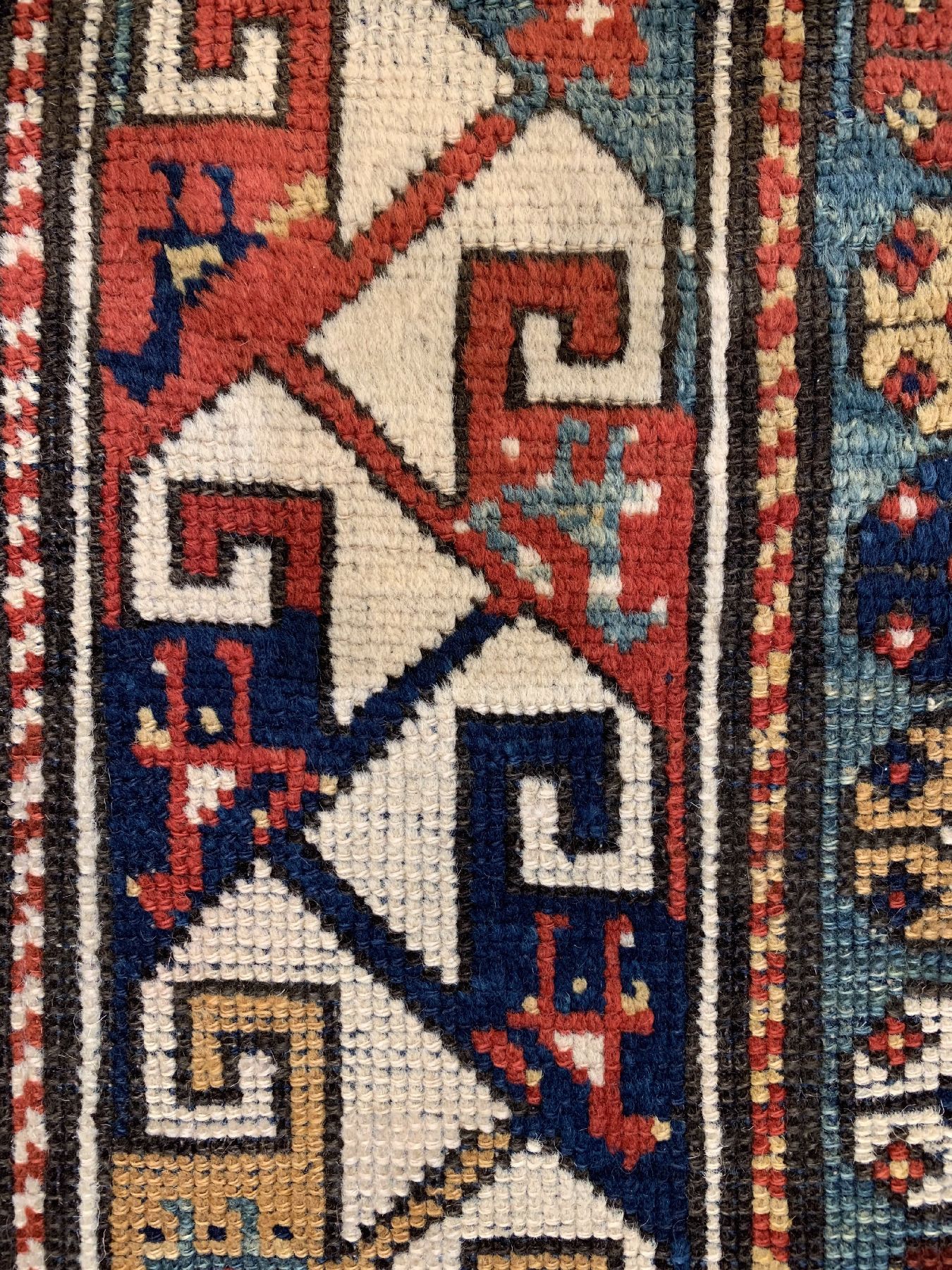 Detail c: Antiker Lesgi Kazak, Kaukasus, Ende 19 Jhd., Wolle geknüpft auf Wolle, ca. 200 x 147 cm, EHZ: 3(gleichmäßig niedriger Flor)