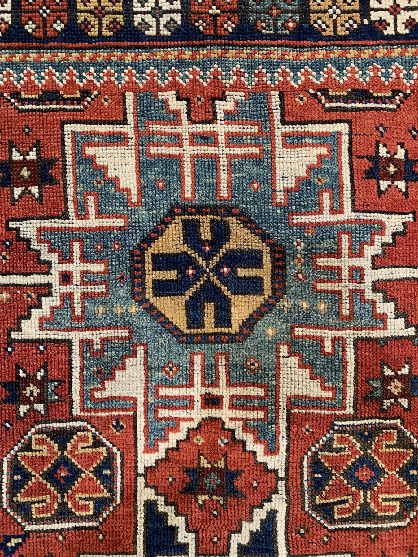 Detail d: Antiker Lesgi Kazak, Kaukasus, Ende 19 Jhd., Wolle geknüpft auf Wolle, ca. 200 x 147 cm, EHZ: 3(gleichmäßig niedriger Flor)