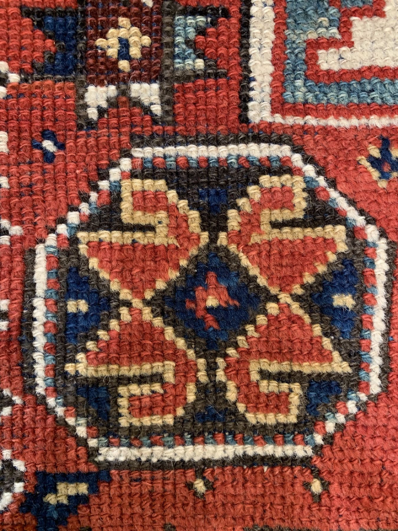 Detail e: Antiker Lesgi Kazak, Kaukasus, Ende 19 Jhd., Wolle geknüpft auf Wolle, ca. 200 x 147 cm, EHZ: 3(gleichmäßig niedriger Flor)