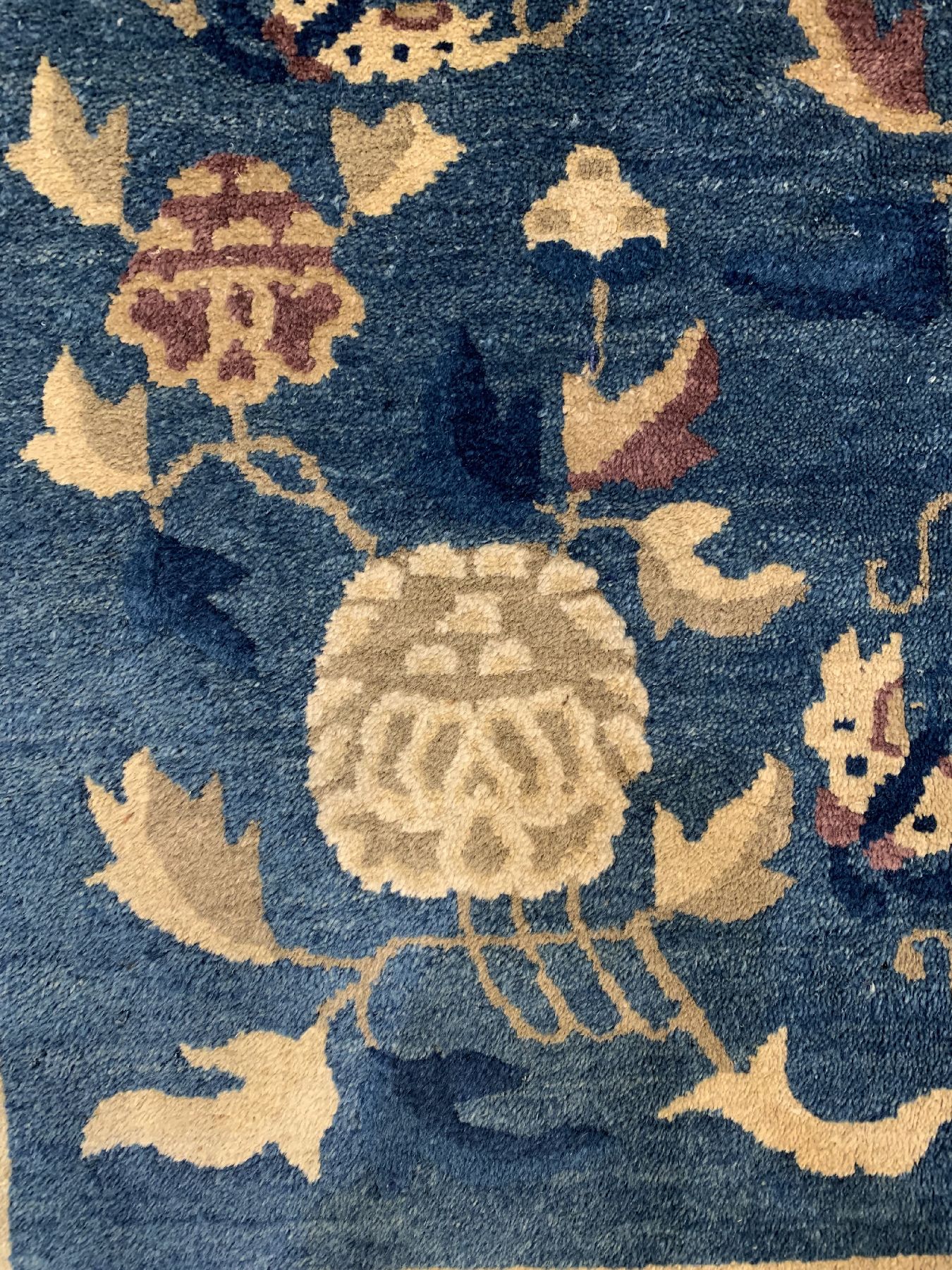Detail a: Antiker Peking, China, um 1900, Wolle geknüpft auf Baumwolle, ca. 204 x 128 cm, mit Glückssymbolen, EHZ: 2-3(guter Zustand).