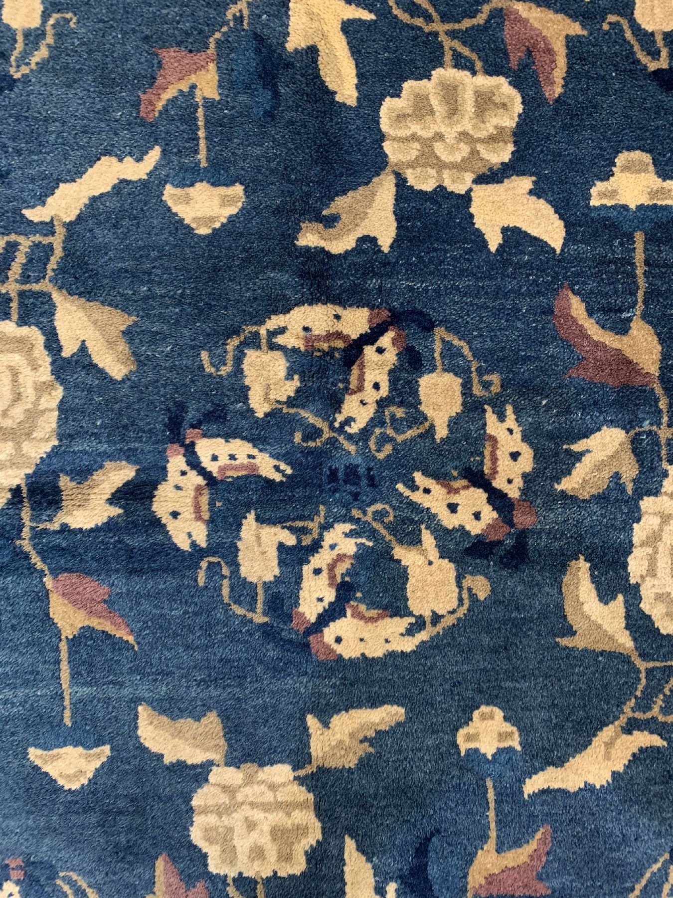 Detail b: Antiker Peking, China, um 1900, Wolle geknüpft auf Baumwolle, ca. 204 x 128 cm, mit Glückssymbolen, EHZ: 2-3(guter Zustand).