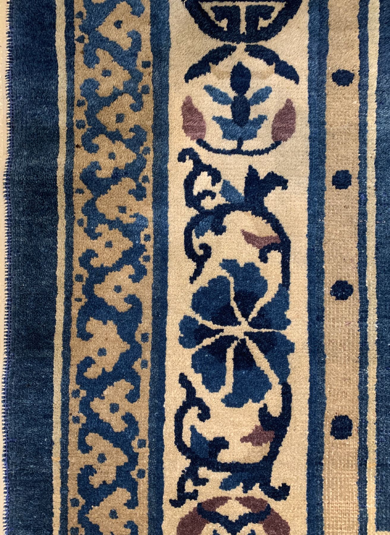 Detail c: Antiker Peking, China, um 1900, Wolle geknüpft auf Baumwolle, ca. 204 x 128 cm, mit Glückssymbolen, EHZ: 2-3(guter Zustand).