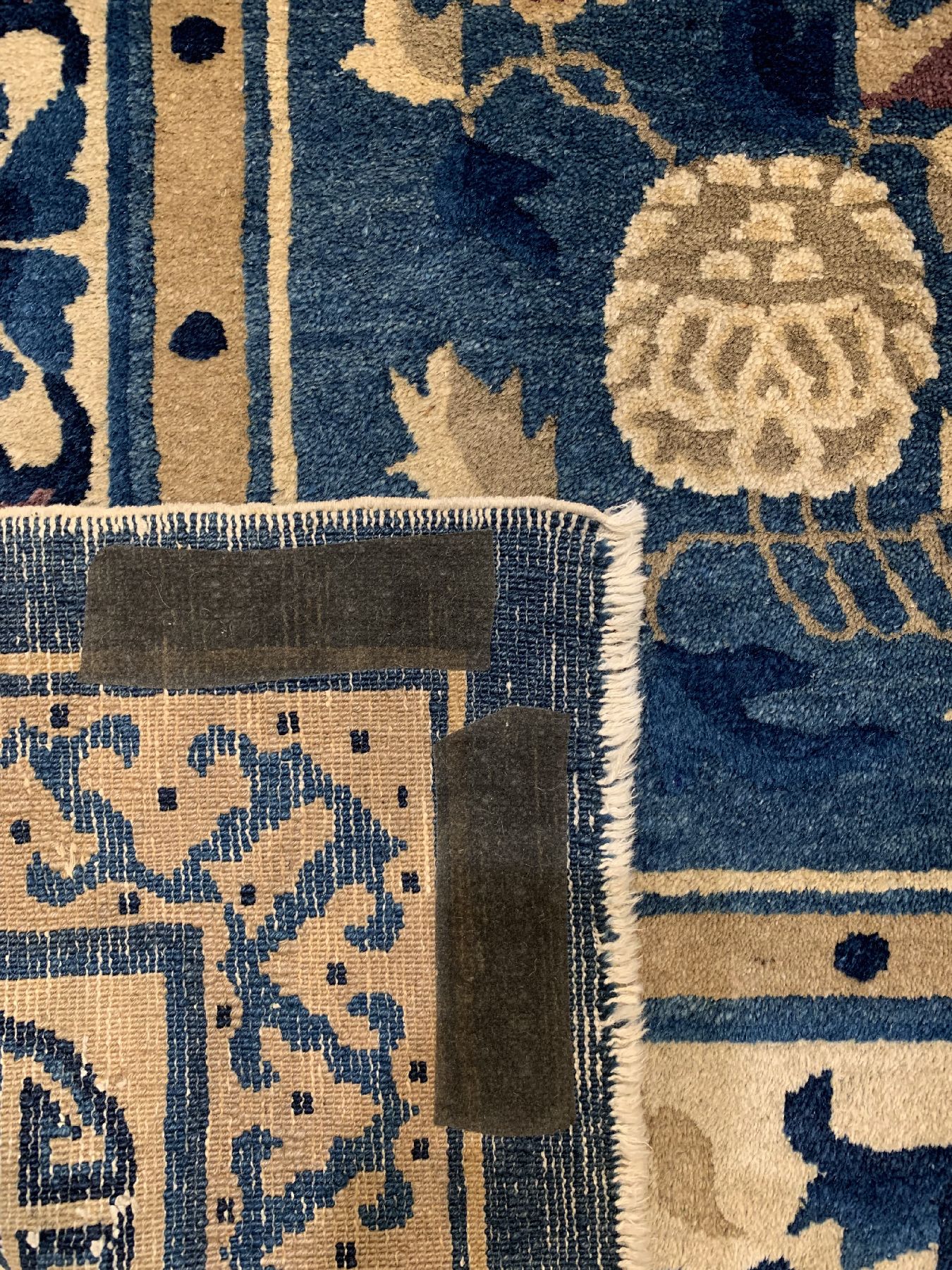 Detail e: Antiker Peking, China, um 1900, Wolle geknüpft auf Baumwolle, ca. 204 x 128 cm, mit Glückssymbolen, EHZ: 2-3(guter Zustand).
