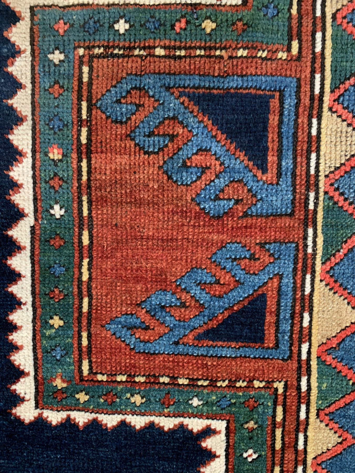Detail b: Antiker Talish Kazak, Kaukasus, Ende 19 Jhd., Wolle geknüpft auf Wolle, ca. 165 x 132 cm, (Seltenes Maß), EHZ: 3(guter Zustand).
