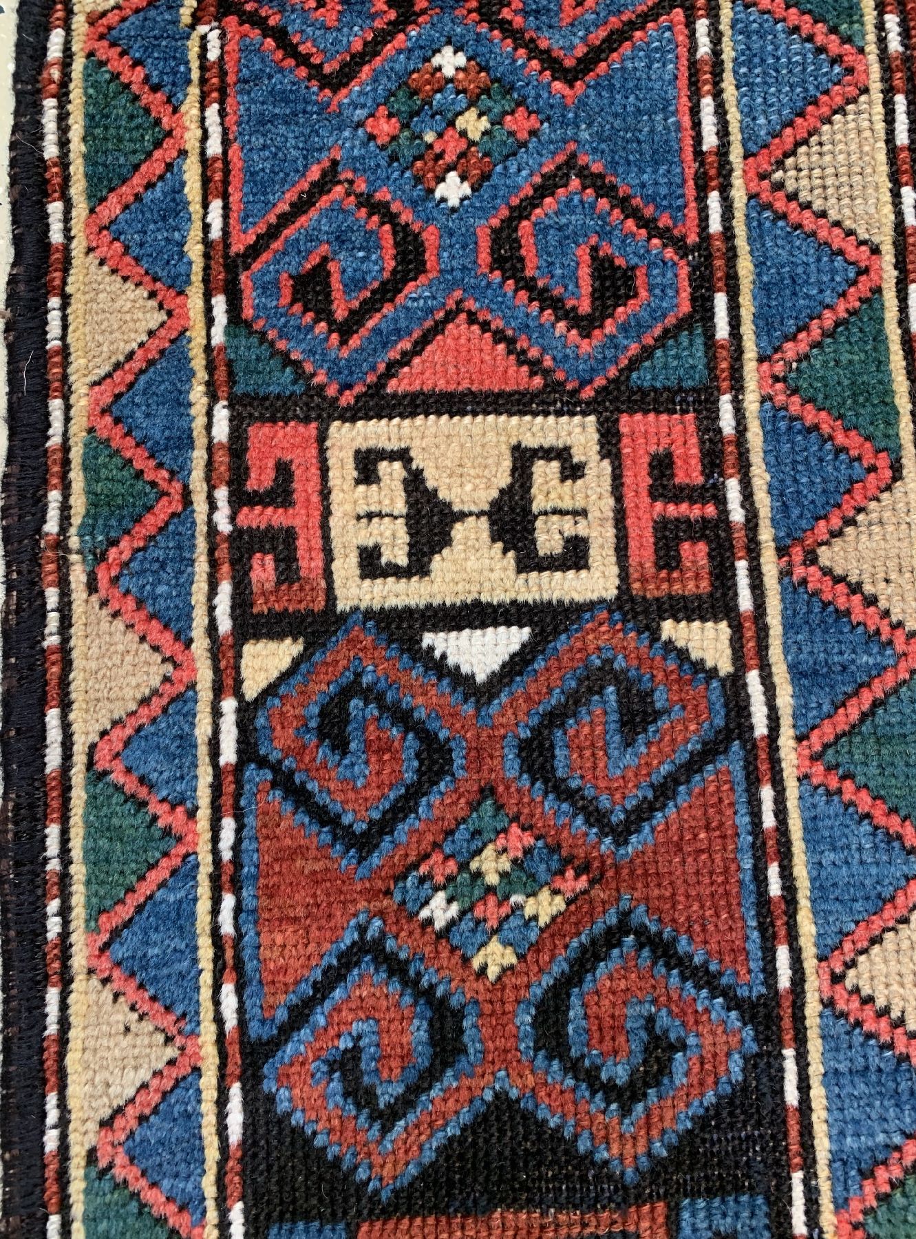 Detail c: Antiker Talish Kazak, Kaukasus, Ende 19 Jhd., Wolle geknüpft auf Wolle, ca. 165 x 132 cm, (Seltenes Maß), EHZ: 3(guter Zustand).