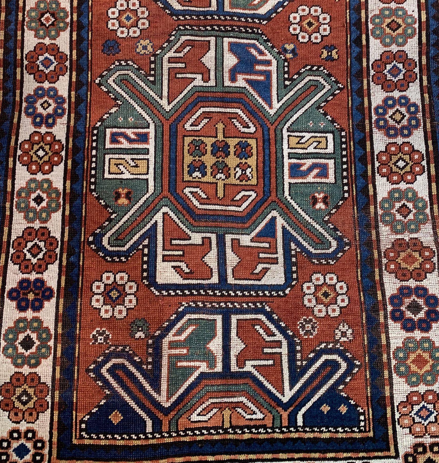 Detail a: Tier Gül Kazak antik, Kaukasus, Ende 19 Jhd., Wolle geknüpft auf Wolle, ca. 160 x 108 cm, EHZ: 3,(guter Zustand).