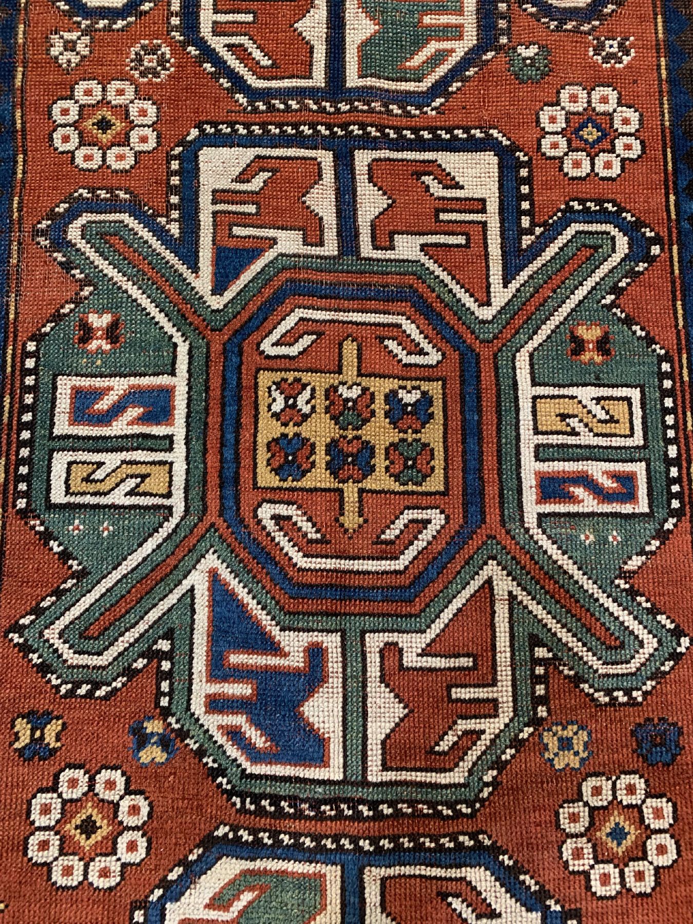Detail b: Tier Gül Kazak antik, Kaukasus, Ende 19 Jhd., Wolle geknüpft auf Wolle, ca. 160 x 108 cm, EHZ: 3,(guter Zustand).