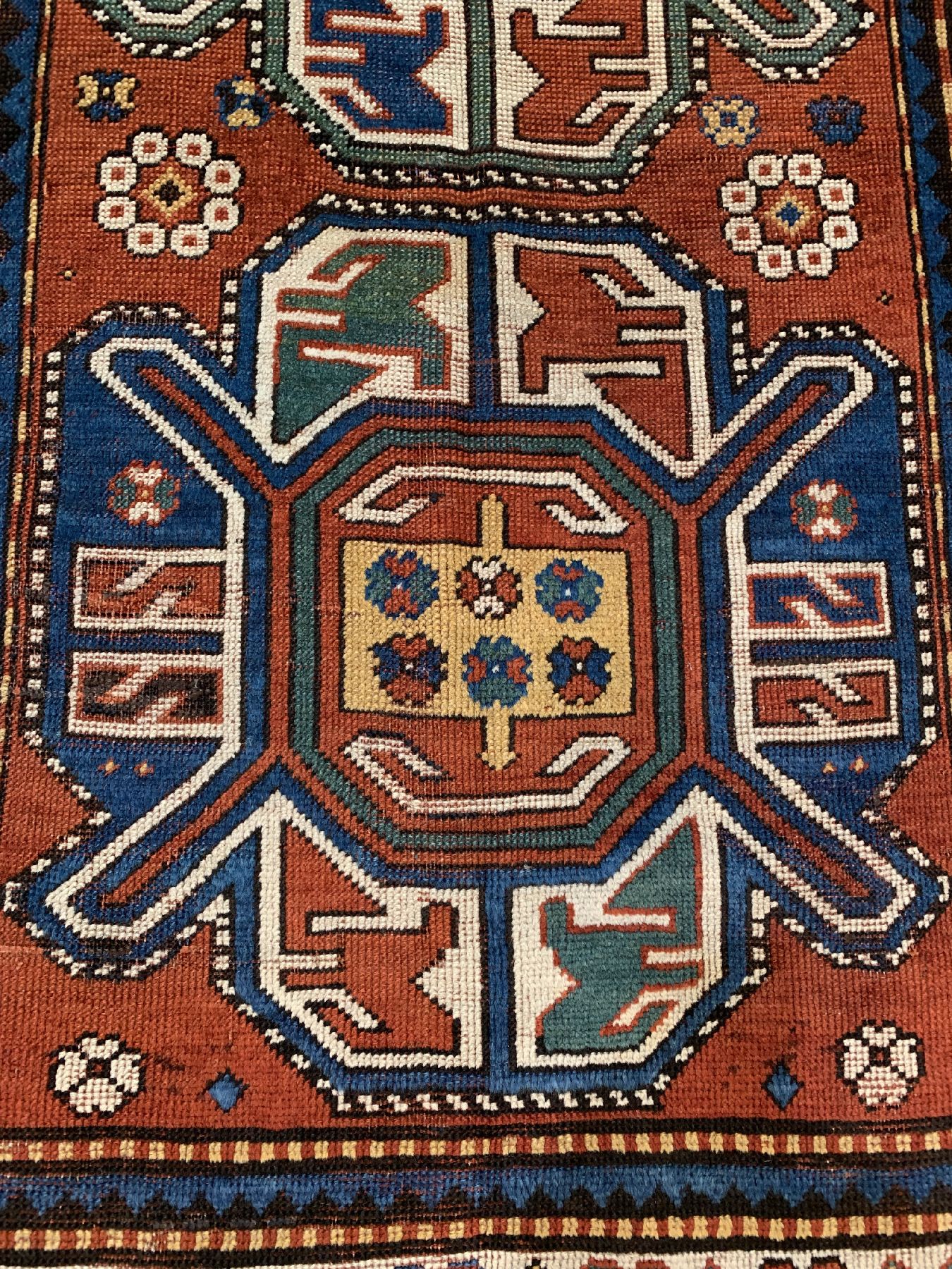 Detail c: Tier Gül Kazak antik, Kaukasus, Ende 19 Jhd., Wolle geknüpft auf Wolle, ca. 160 x 108 cm, EHZ: 3,(guter Zustand).