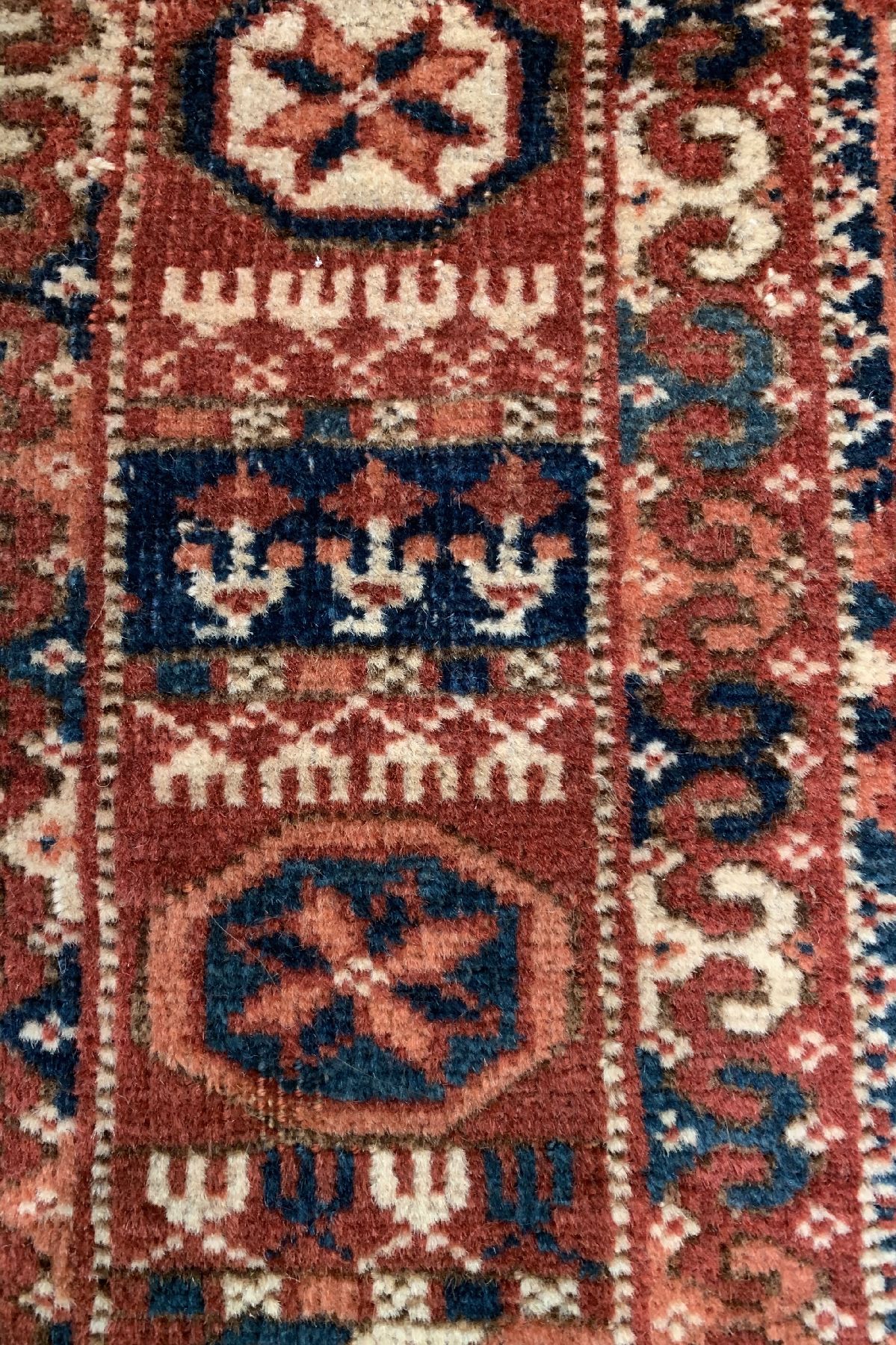 Detail b: Tekke antik, Turkmenistan, Mitte 19 Jhd., Wolle auf Wolle, ca. 150 x 100 cm, EHZ: 3