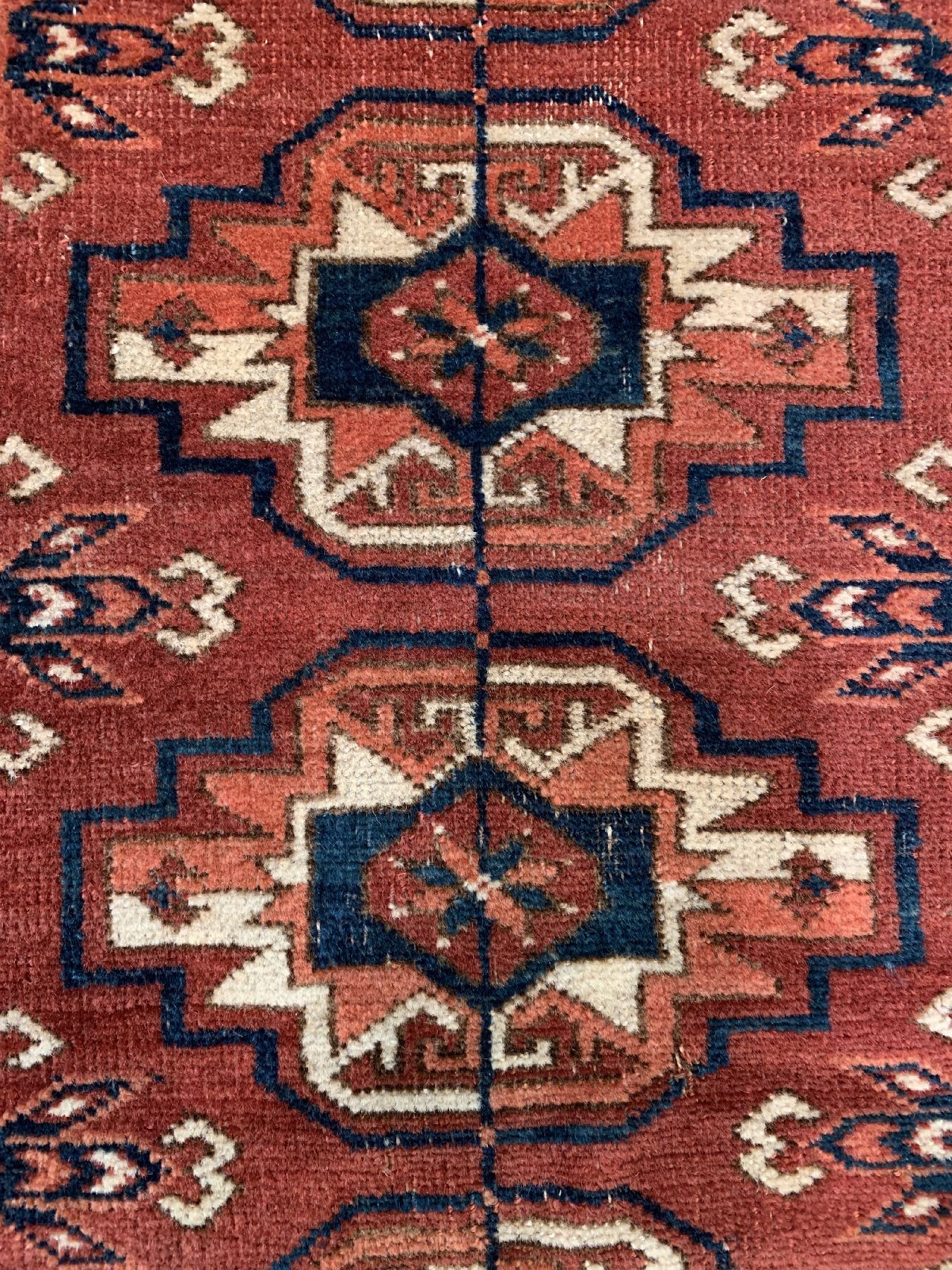 Detail c: Tekke antik, Turkmenistan, Mitte 19 Jhd., Wolle auf Wolle, ca. 150 x 100 cm, EHZ: 3