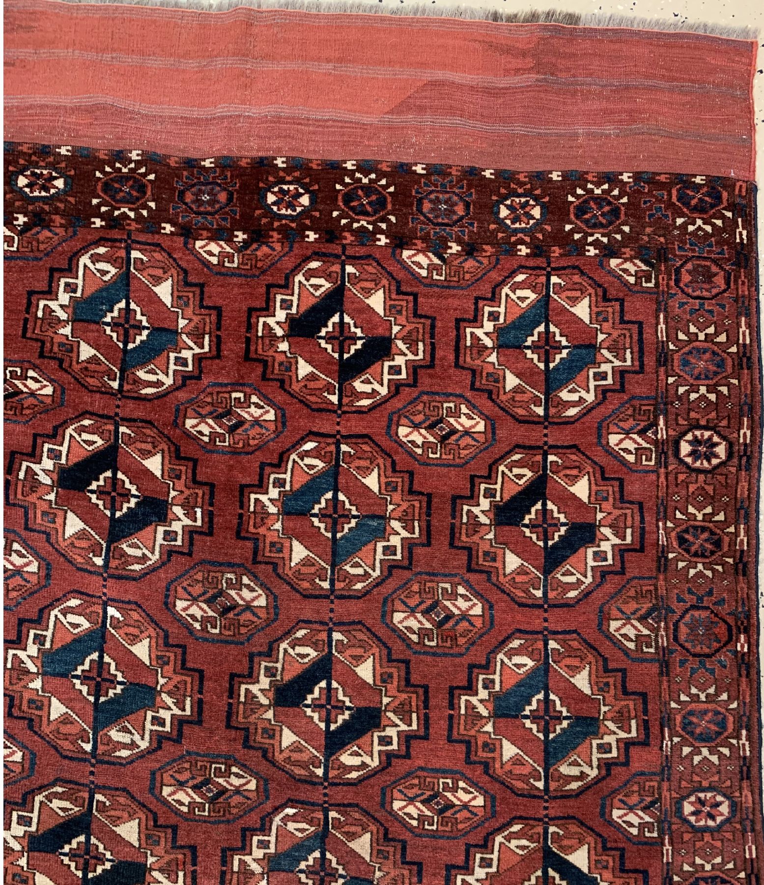 Detail a: Feiner antiker Tekke, Turkmenistan, mitte 19 Jhd., Wolle geknüpft auf Wolle , mit Tschowal Göls, ca. 198 x 125 cm, EHZ:3(Altersbedingt guter ...