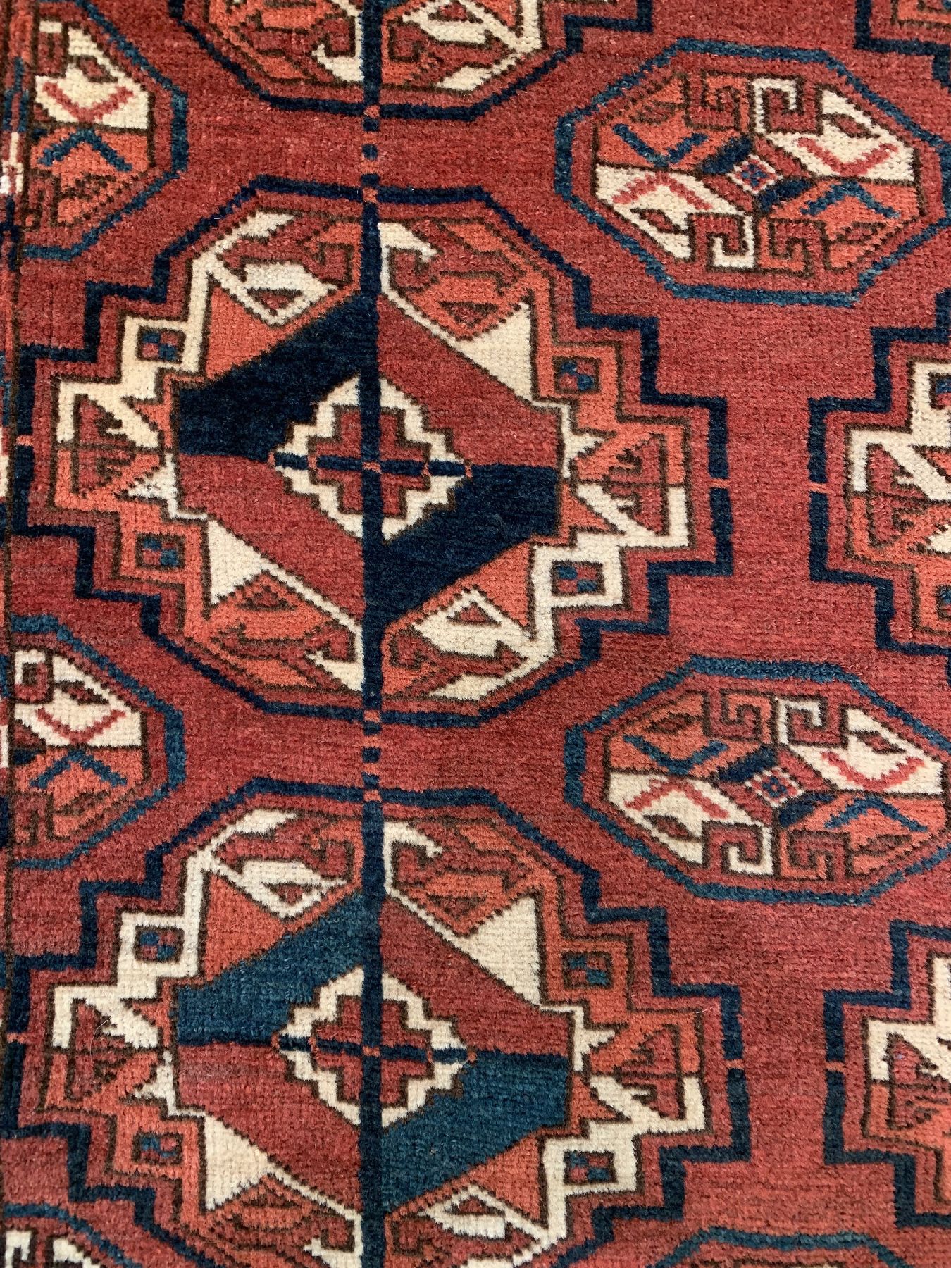 Detail b: Feiner antiker Tekke, Turkmenistan, mitte 19 Jhd., Wolle geknüpft auf Wolle , mit Tschowal Göls, ca. 198 x 125 cm, EHZ:3(Altersbedingt guter ...