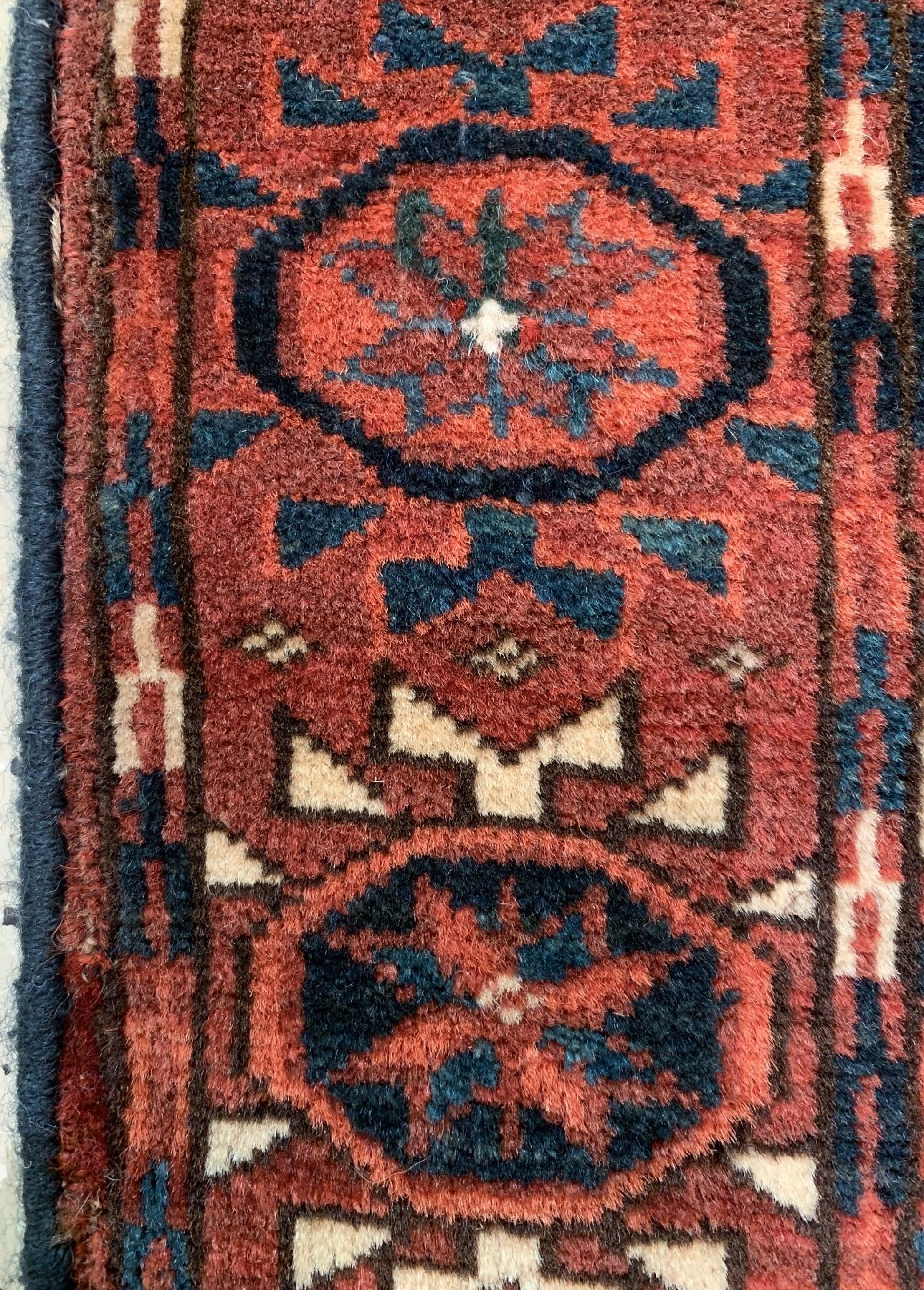 Detail c: Feiner antiker Tekke, Turkmenistan, mitte 19 Jhd., Wolle geknüpft auf Wolle , mit Tschowal Göls, ca. 198 x 125 cm, EHZ:3(Altersbedingt guter ...