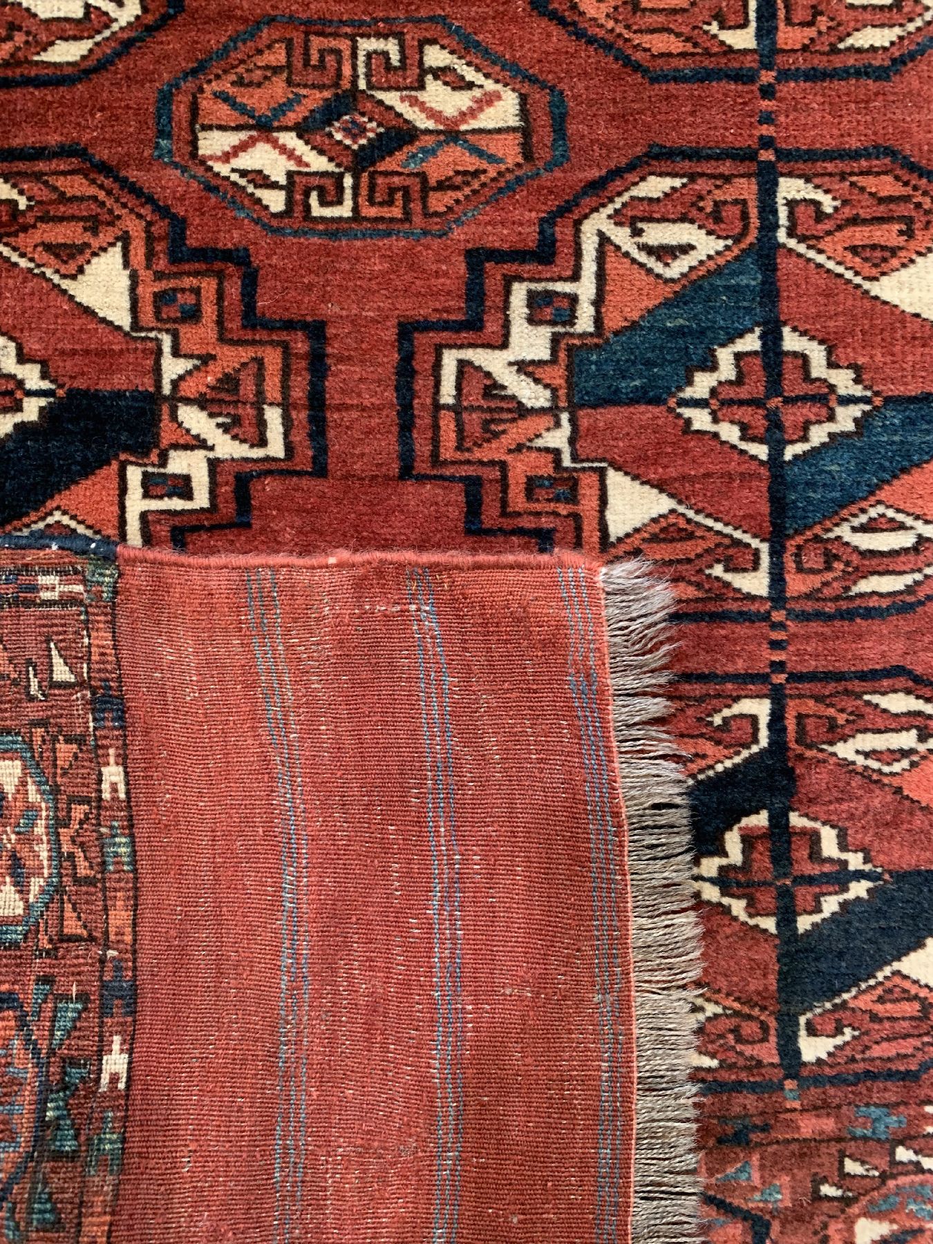 Detail d: Feiner antiker Tekke, Turkmenistan, mitte 19 Jhd., Wolle geknüpft auf Wolle , mit Tschowal Göls, ca. 198 x 125 cm, EHZ:3(Altersbedingt guter ...
