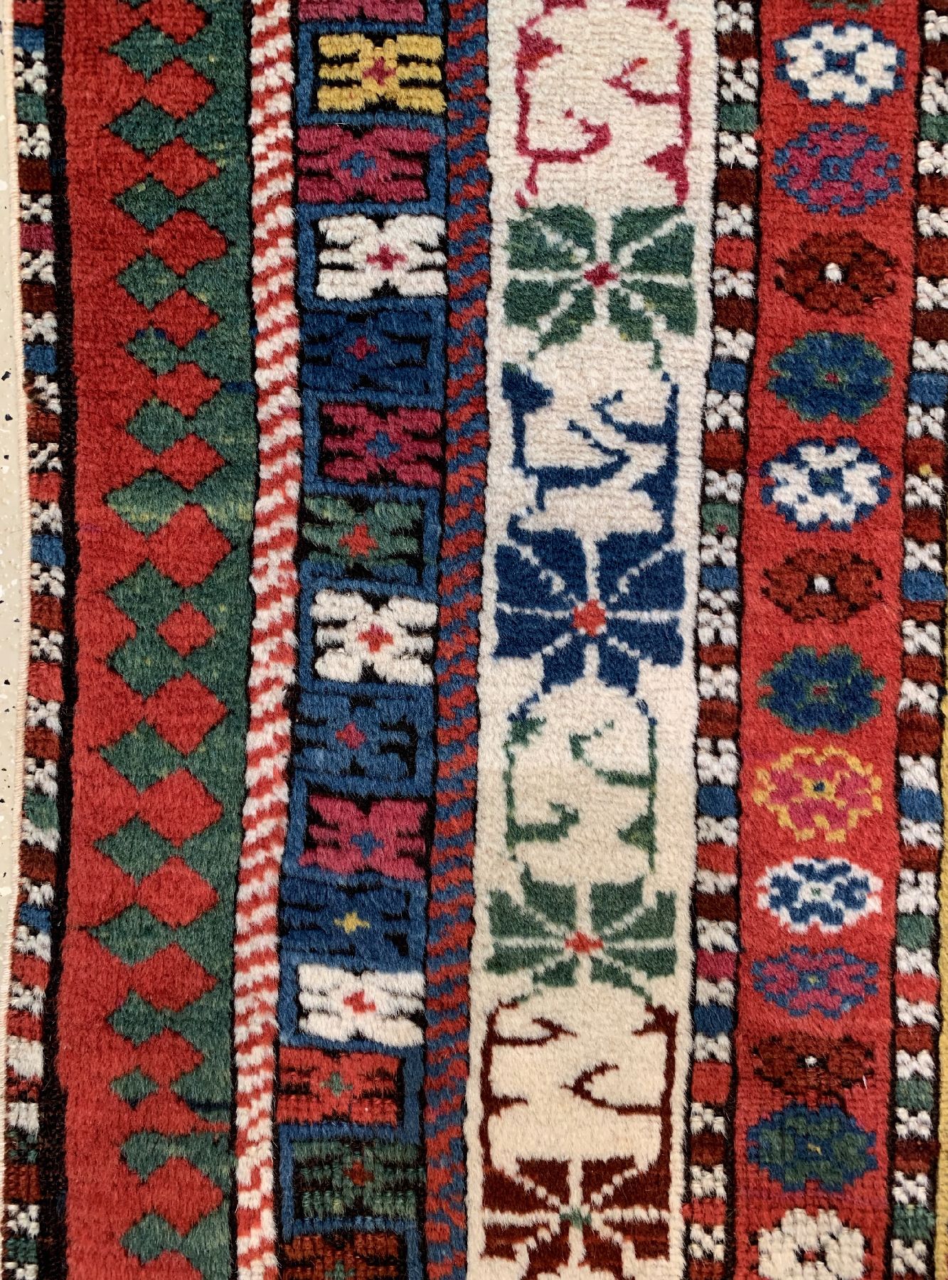 Detail b: Antiker Gendje Kazak, Zentralkaukasus, 19 Jhd., Wolle geknüpft auf Wolle, ca. 230 x 107 cm, EHZ: 2-3, (guter Zustand)