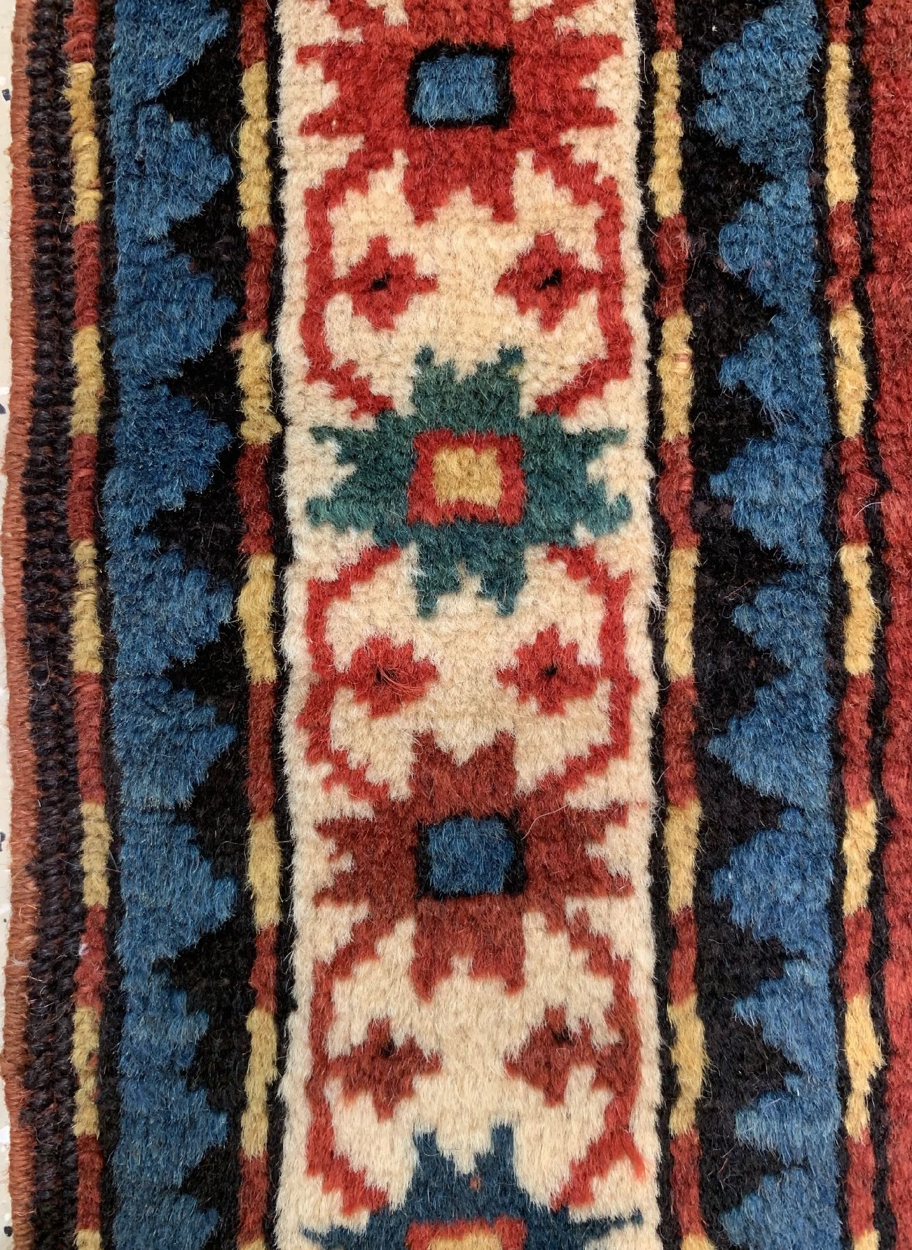 Detail c: Tschelaberd antik(Adler Kazak), Kaukasus, 19 Jhd., Wolle geknüpft auf Wolle, ca. 175 x 135 cm, EHZ:3(guter Zustand)