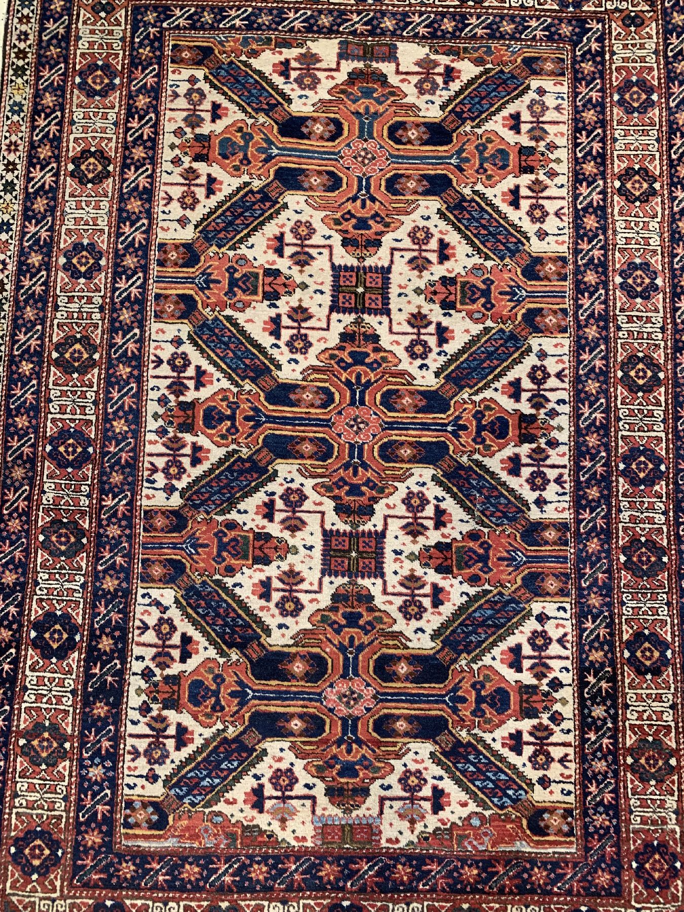 Detail a: Weißgrundiger Seichur antik, Kaukasus, um 1900, Wolle geknüpft auf Wolle, ca. 200 x 140 cm, EHZ: 2-3, (guter Zustand)