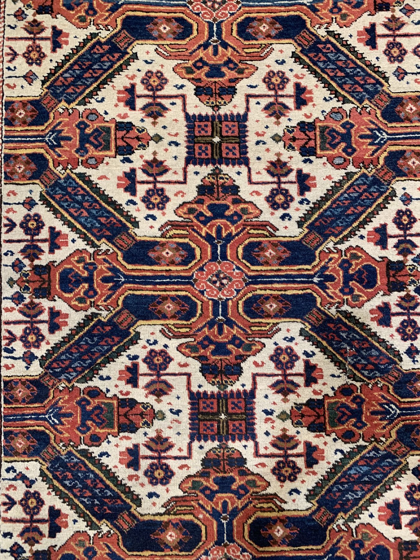 Detail b: Weißgrundiger Seichur antik, Kaukasus, um 1900, Wolle geknüpft auf Wolle, ca. 200 x 140 cm, EHZ: 2-3, (guter Zustand)