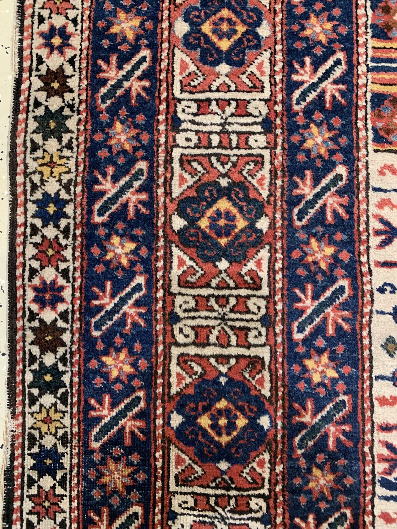 Detail c: Weißgrundiger Seichur antik, Kaukasus, um 1900, Wolle geknüpft auf Wolle, ca. 200 x 140 cm, EHZ: 2-3, (guter Zustand)