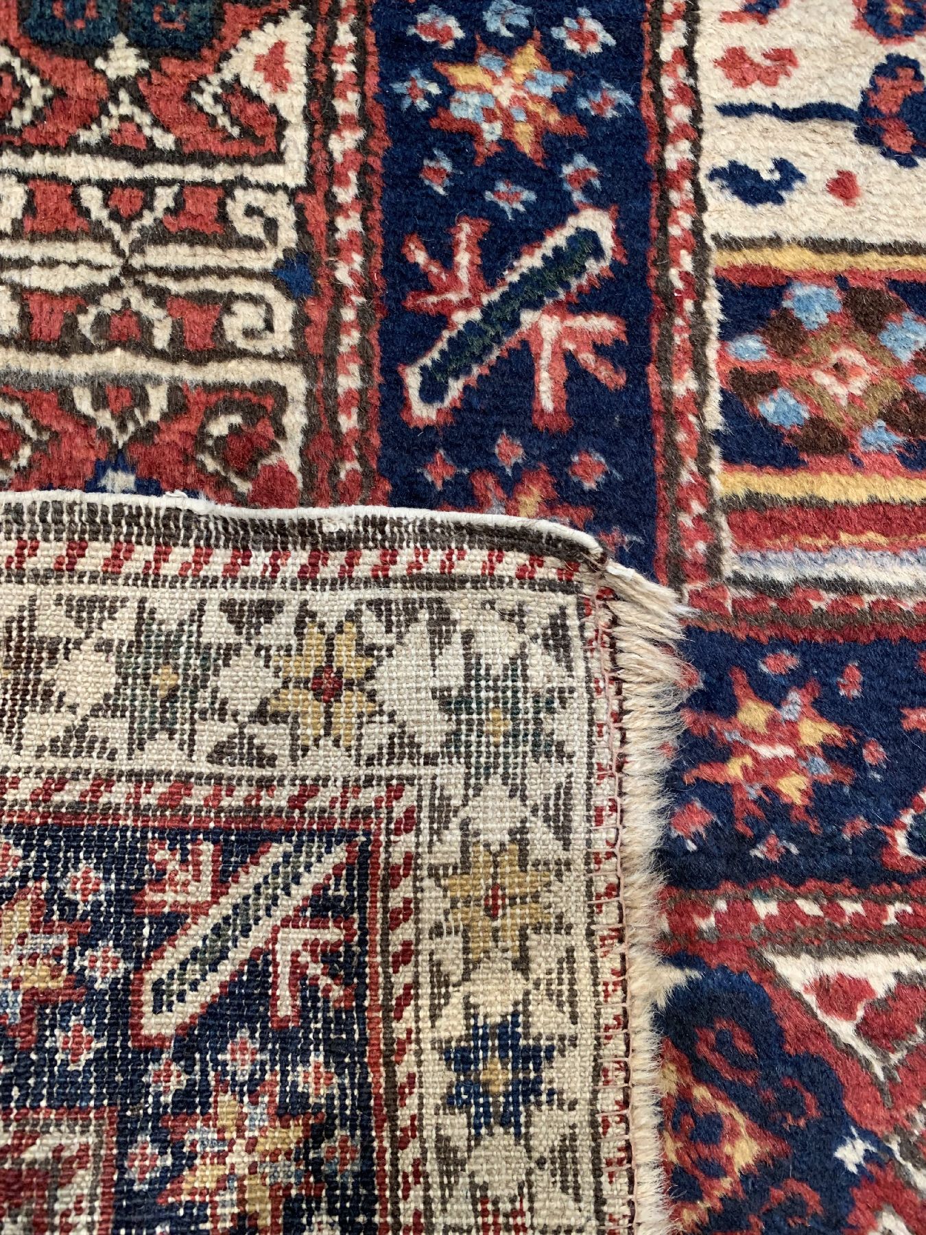 Detail d: Weißgrundiger Seichur antik, Kaukasus, um 1900, Wolle geknüpft auf Wolle, ca. 200 x 140 cm, EHZ: 2-3, (guter Zustand)