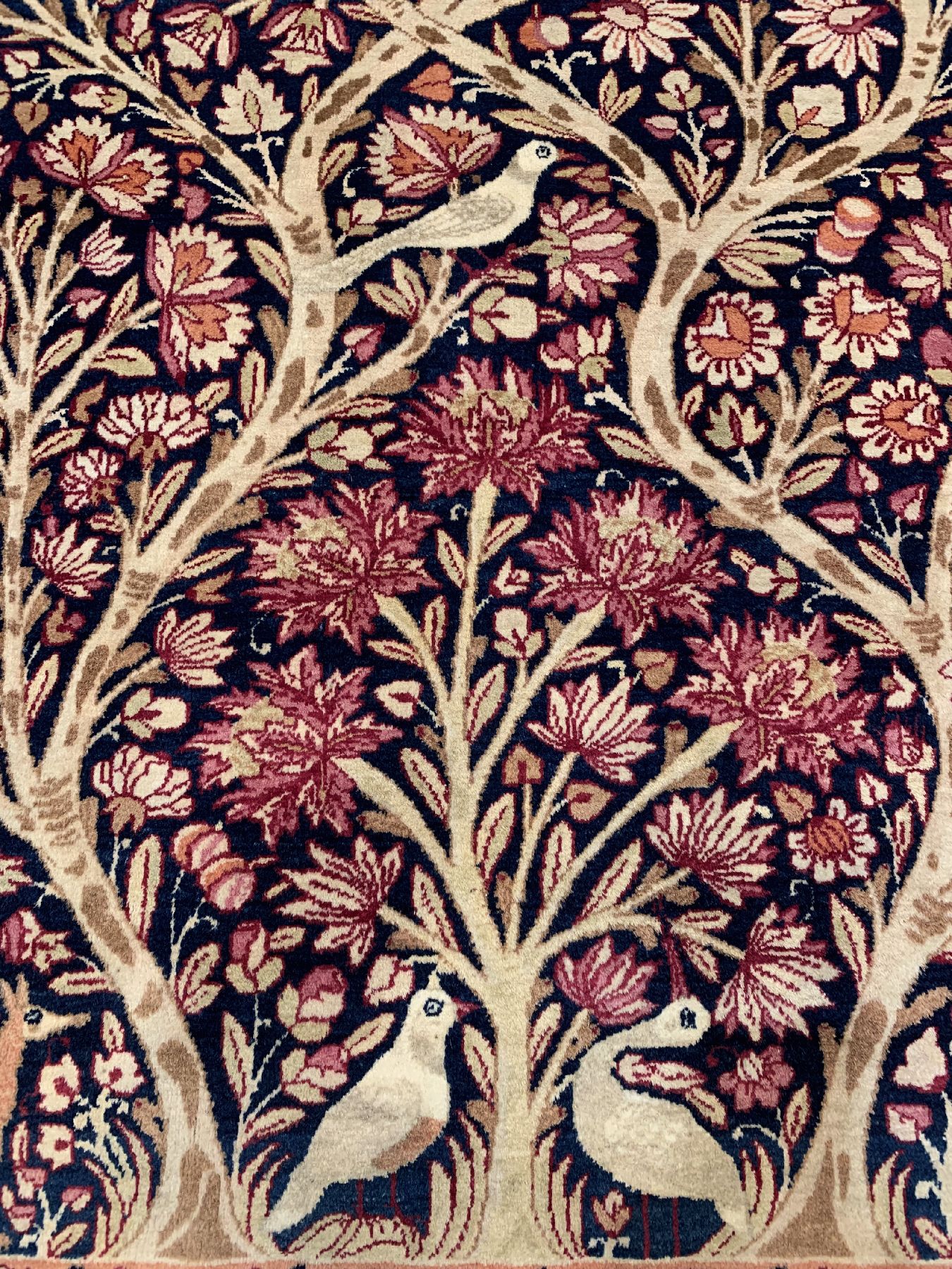 Detail b: Antiker Kerman(Lebensbaum), Persien, um 1900, Wolle geknüpft auf Baumwolle, ca. 200 x 140 cm, EHZ: 2(sehr guter Zustand)