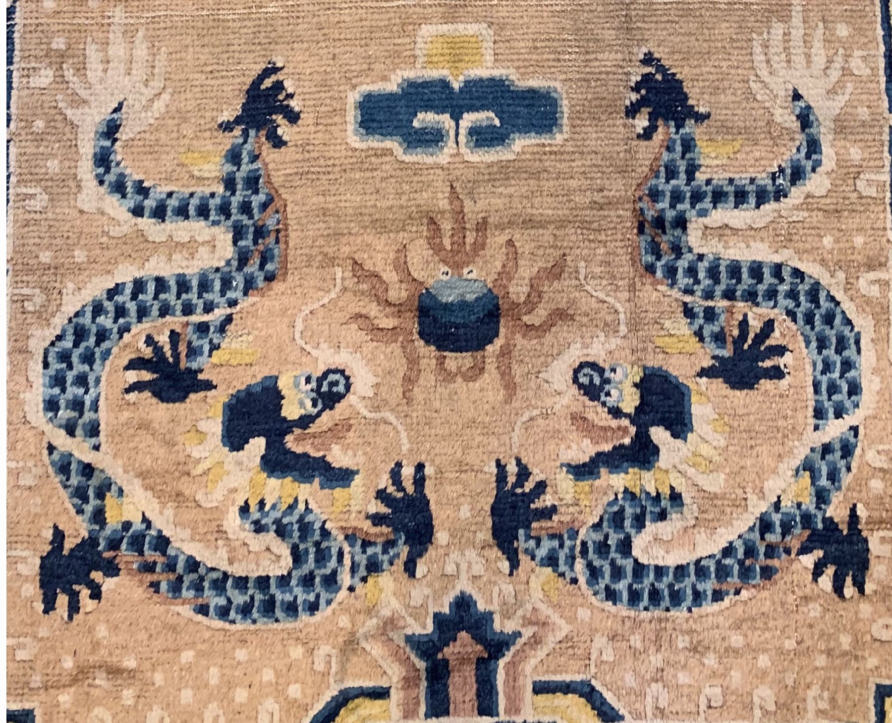 Detail a: Früher Ning Hsia Drachenteppich Westchina, 19 Jhd, Wolle geknüpft auf Baumwolle Seltener Ning-Hsia mit fünf Kaiselische Drachen auf gelbem ...