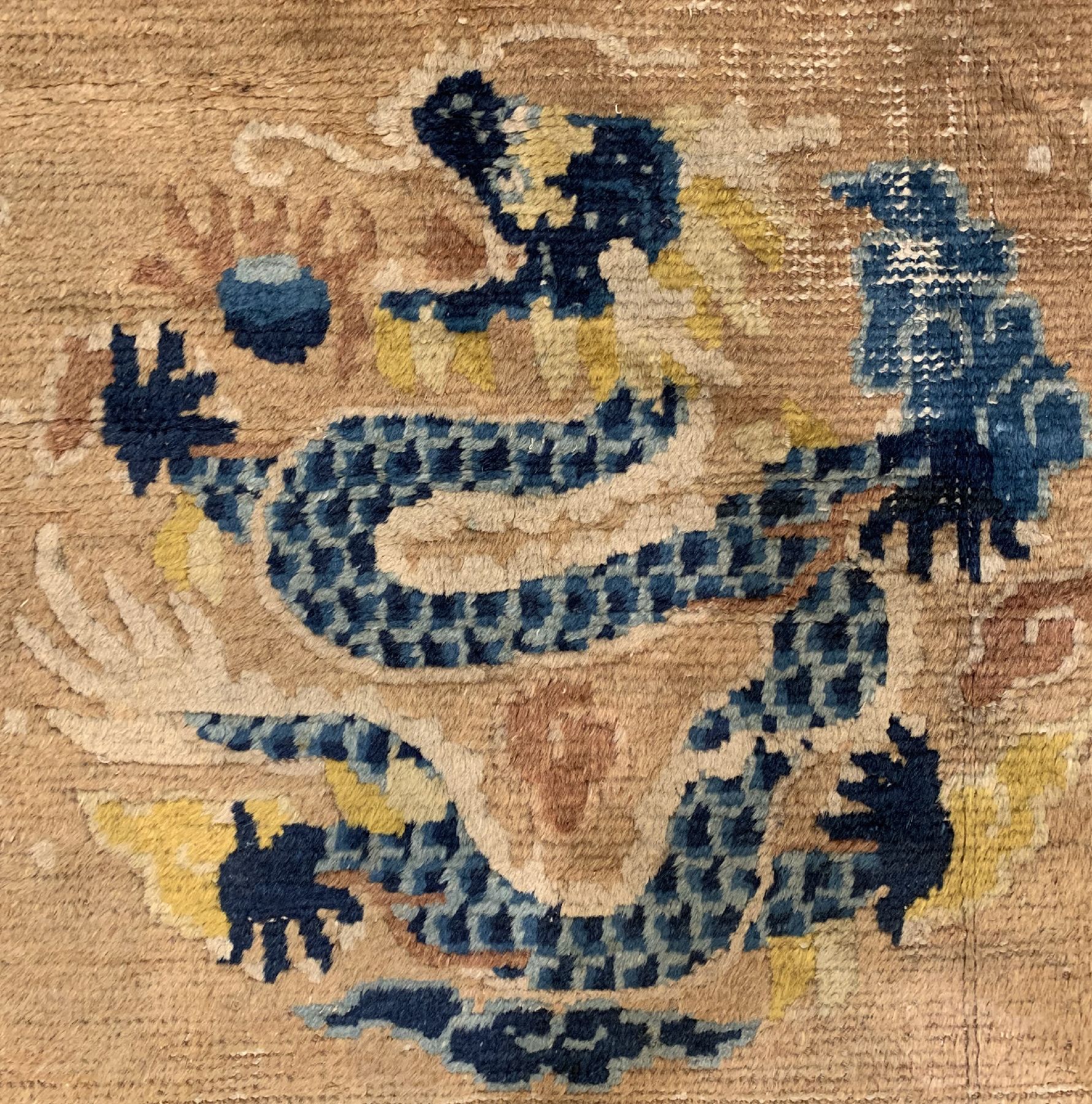 Detail c: Früher Ning Hsia Drachenteppich Westchina, 19 Jhd, Wolle geknüpft auf Baumwolle Seltener Ning-Hsia mit fünf Kaiselische Drachen auf gelbem ...
