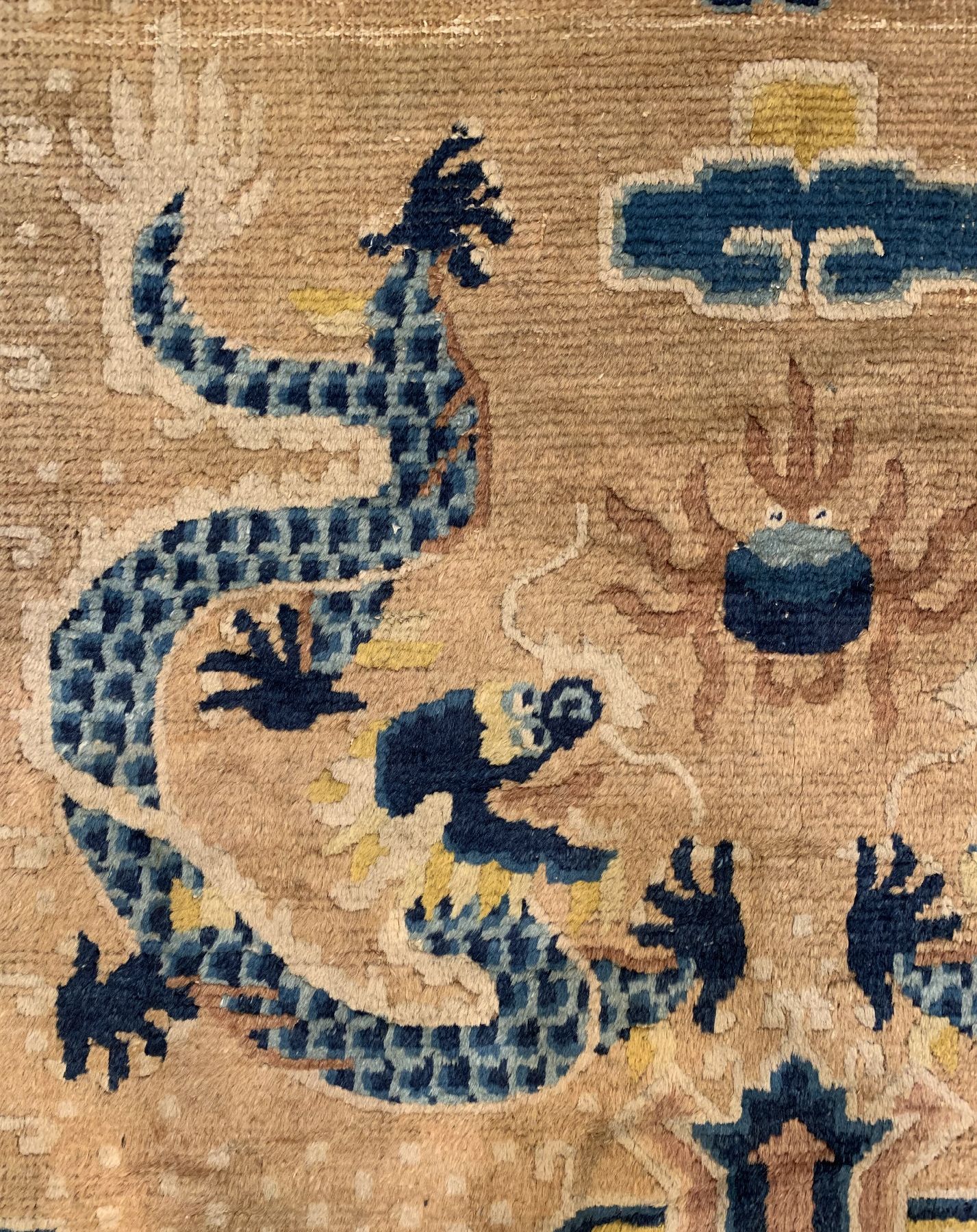 Detail e: Früher Ning Hsia Drachenteppich Westchina, 19 Jhd, Wolle geknüpft auf Baumwolle Seltener Ning-Hsia mit fünf Kaiselische Drachen auf gelbem ...