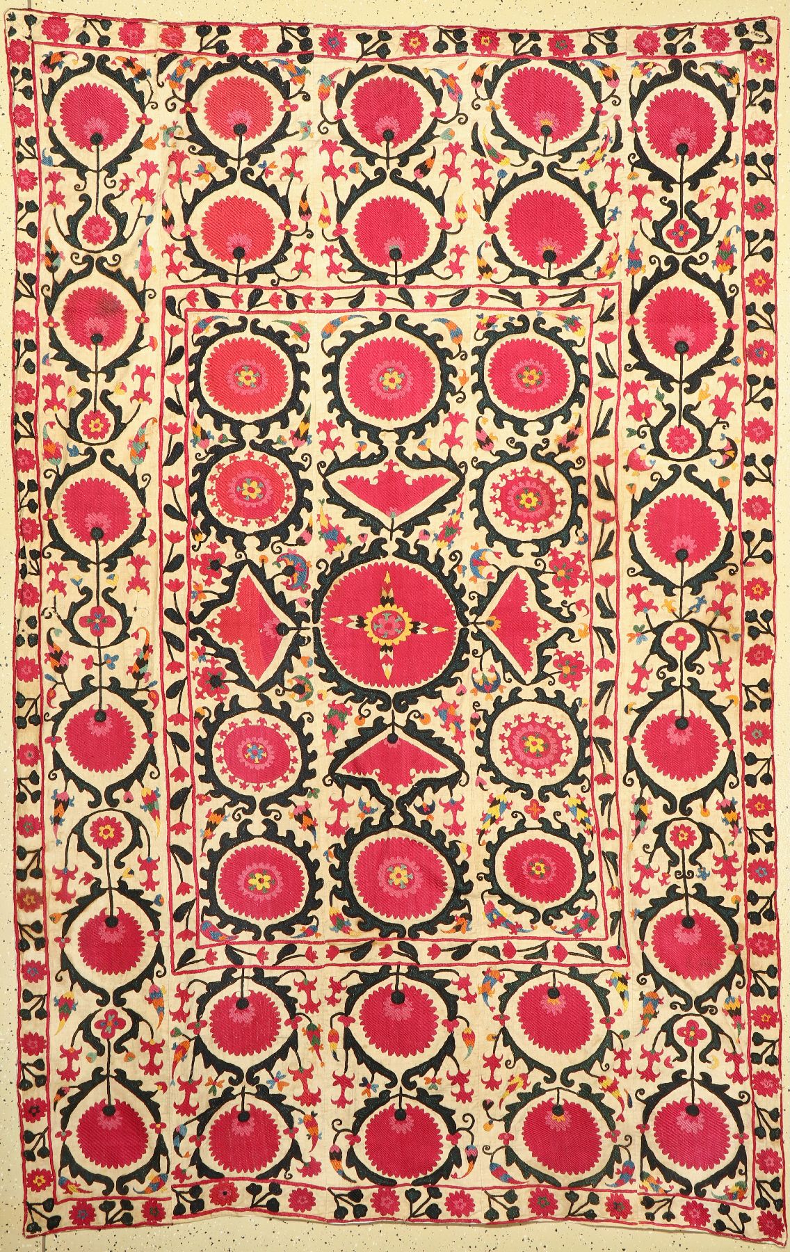 Buchara Susani antik, Uzbekistan, um 1900, Seidenstickerei auf Baumwollgewebe. ca. 250 x 160 cm, EHZ:2-3, aufwändige Handarbeit.