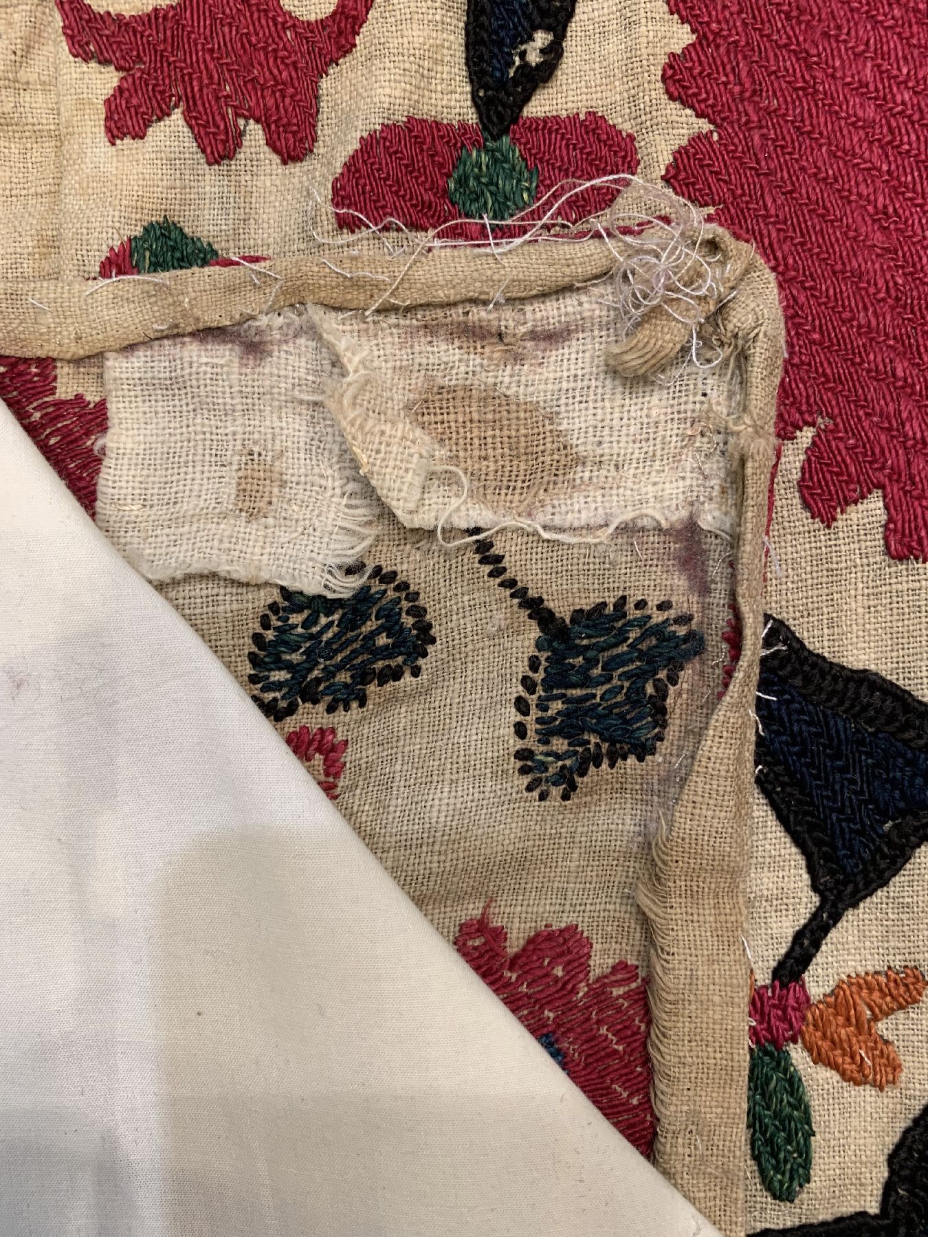 Detail e: Buchara Susani antik, Uzbekistan, um 1900, Seidenstickerei auf Baumwollgewebe. ca. 250 x 160 cm, EHZ:2-3, aufwändige Handarbeit.
