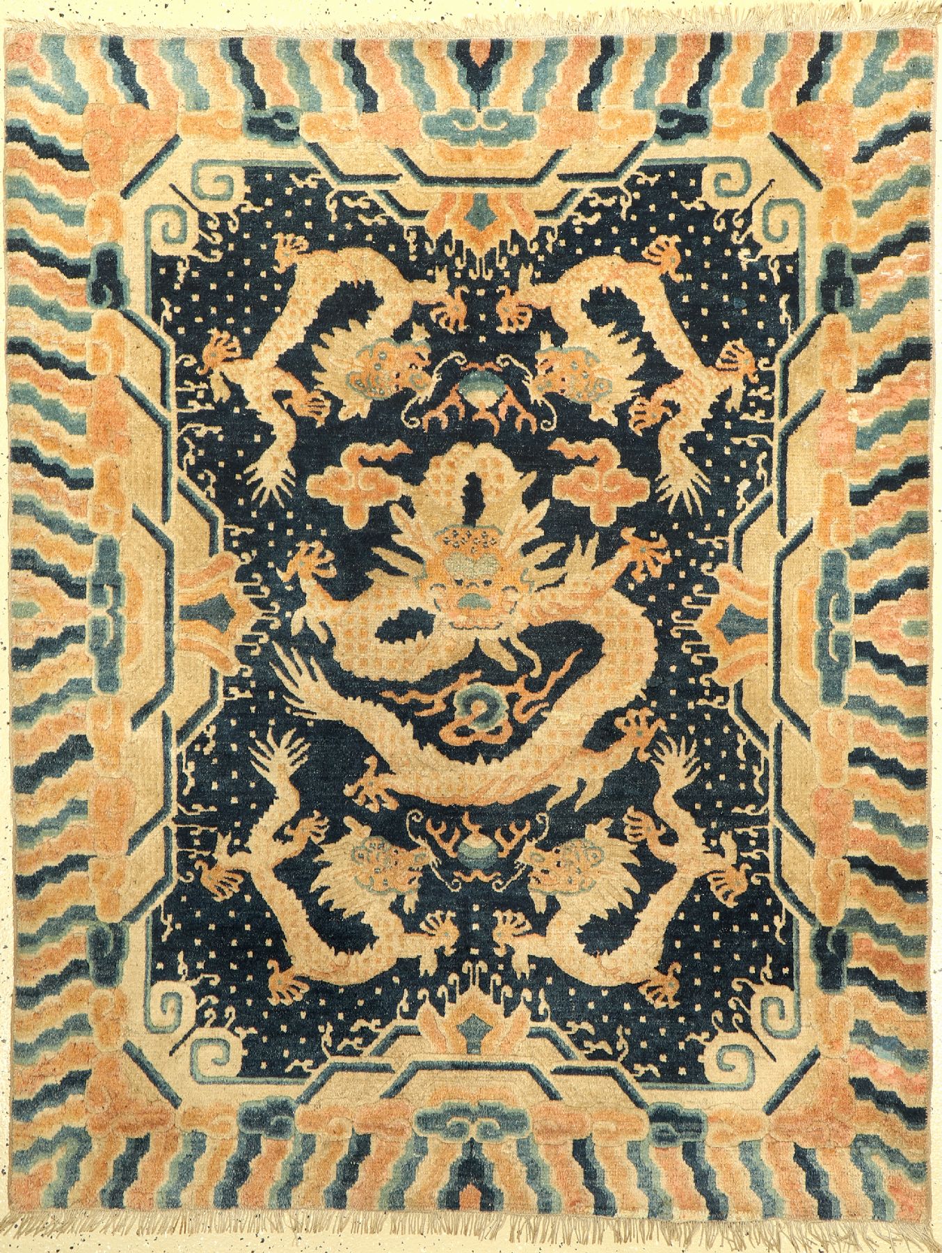 Seltener blaugrundiger Ning-Hsia Drachenteppich antik, China, 19 Jhd. Wolle geknüpft auf Baumwolle, fünf kaiserlische Drachen auf blauem ...