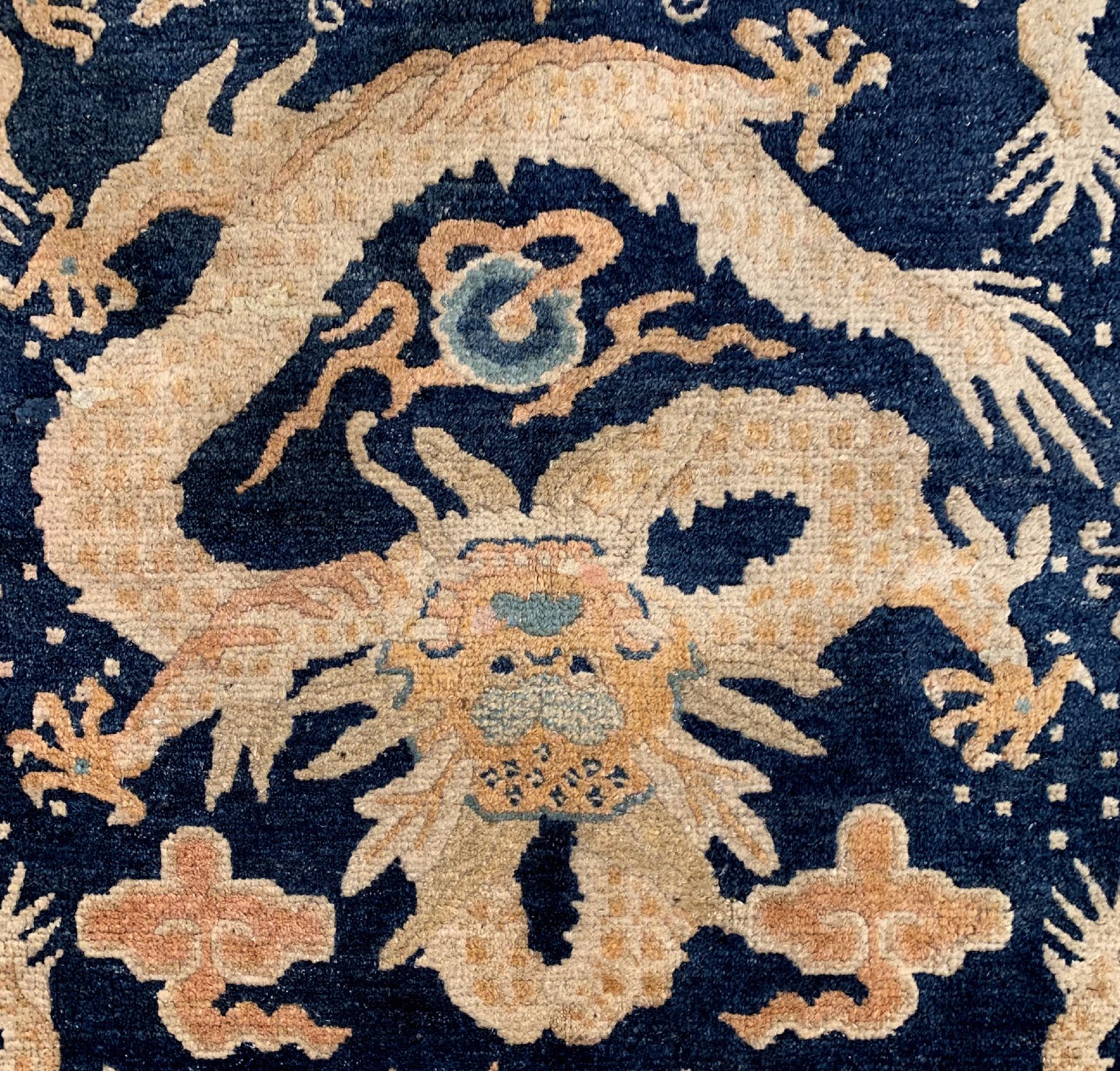 Detail a: Seltener blaugrundiger Ning-Hsia Drachenteppich antik, China, 19 Jhd. Wolle geknüpft auf Baumwolle, fünf kaiserlische Drachen auf blauem ...