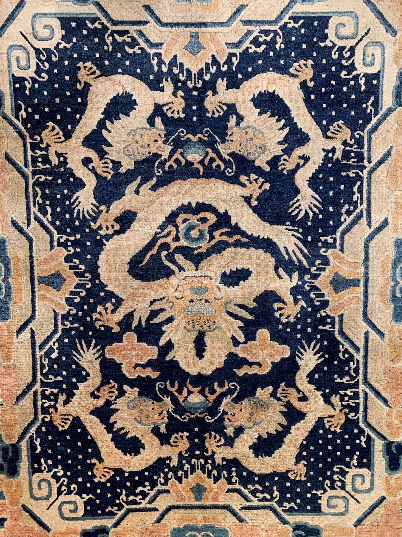 Detail e: Seltener blaugrundiger Ning-Hsia Drachenteppich antik, China, 19 Jhd. Wolle geknüpft auf Baumwolle, fünf kaiserlische Drachen auf blauem ...