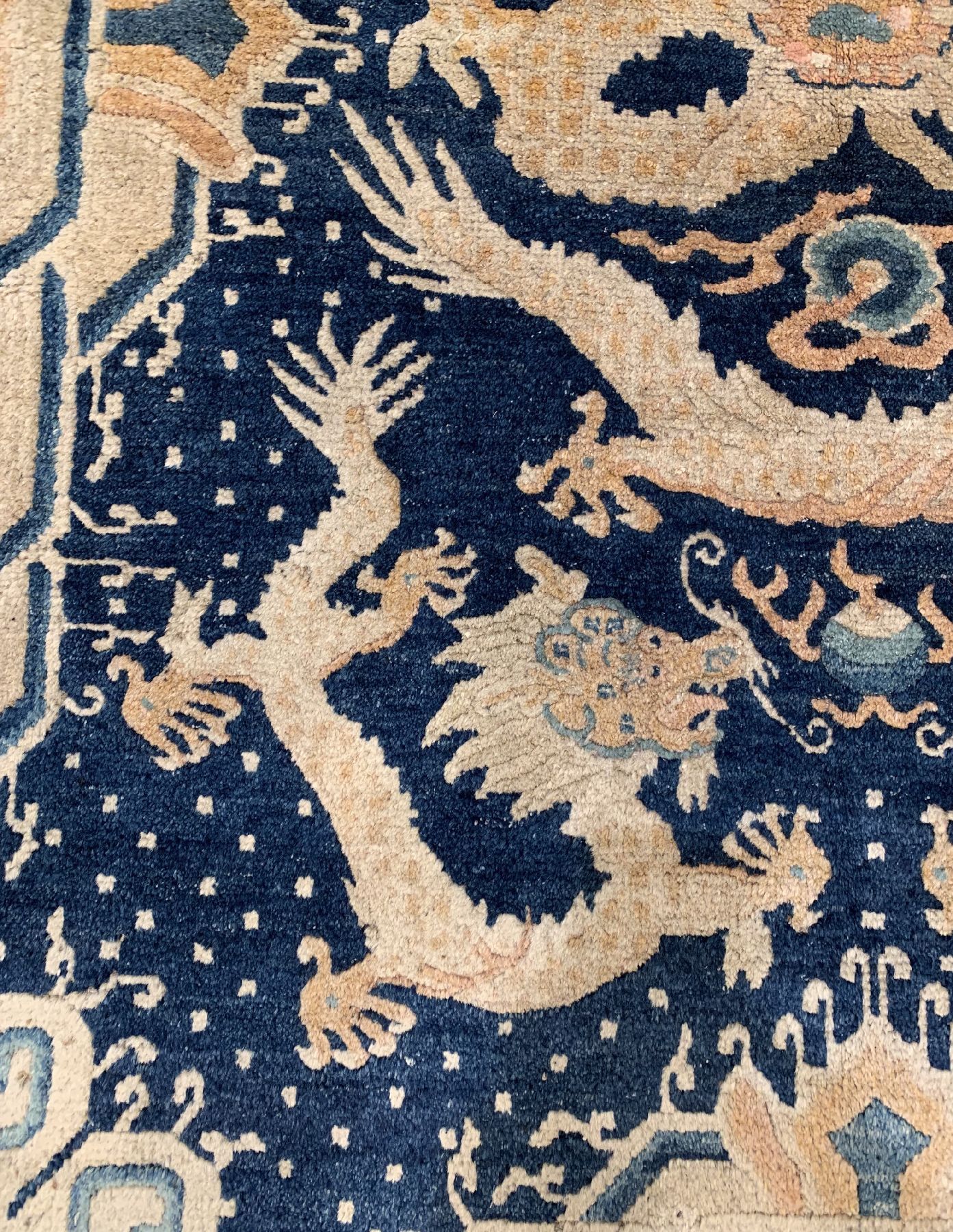 Detail g: Seltener blaugrundiger Ning-Hsia Drachenteppich antik, China, 19 Jhd. Wolle geknüpft auf Baumwolle, fünf kaiserlische Drachen auf blauem ...