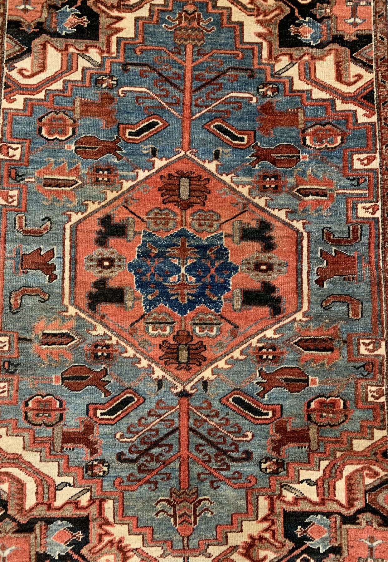 Detail a: Antiker Heriz, Persien, um 1900, Wolle geknüpft auf Baumwolle, ca. 180 x 137 cm, EHZ:3-4(seltene Farbe)stellenweise niedriger Flor