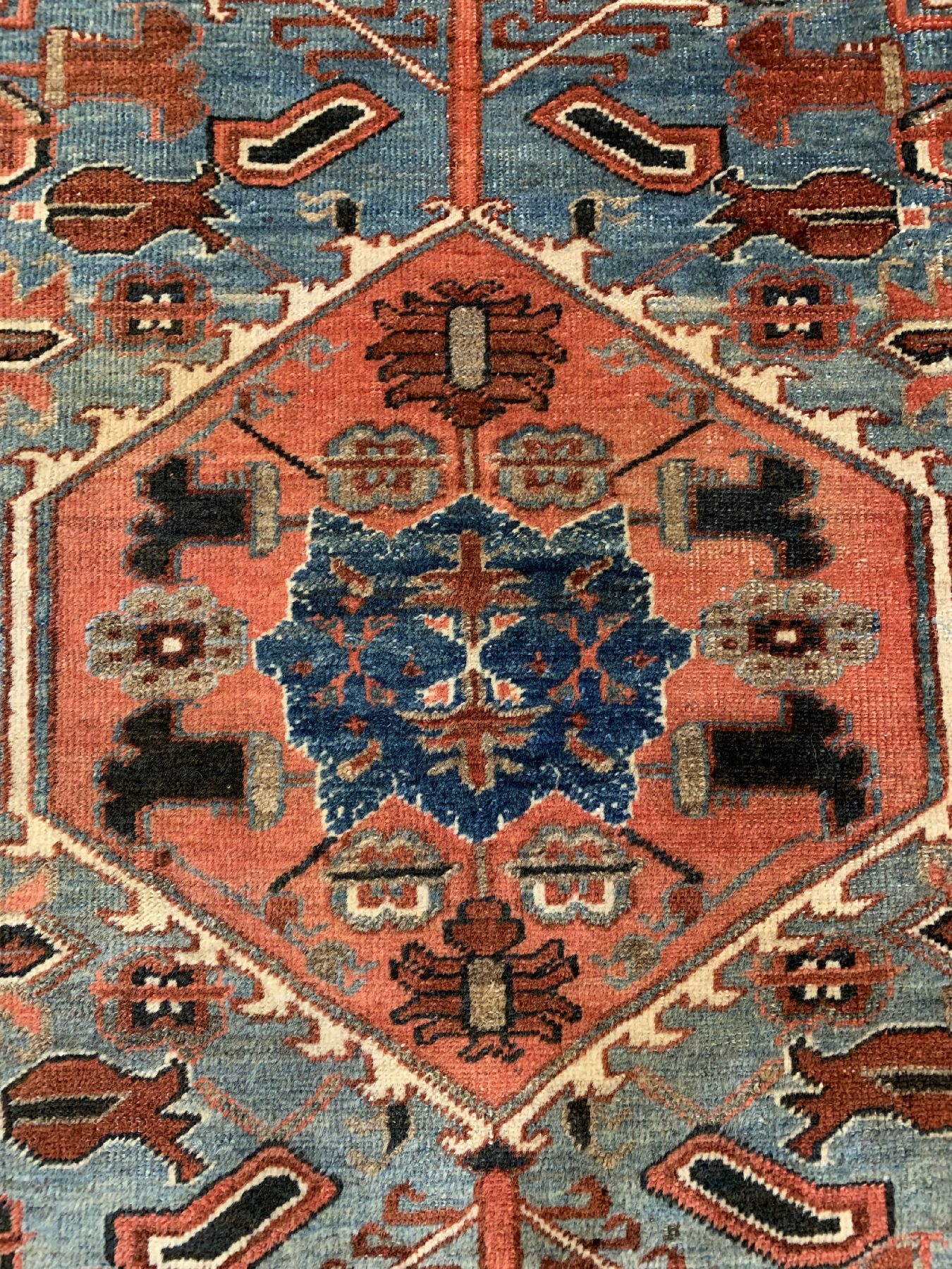 Detail b: Antiker Heriz, Persien, um 1900, Wolle geknüpft auf Baumwolle, ca. 180 x 137 cm, EHZ:3-4(seltene Farbe)stellenweise niedriger Flor