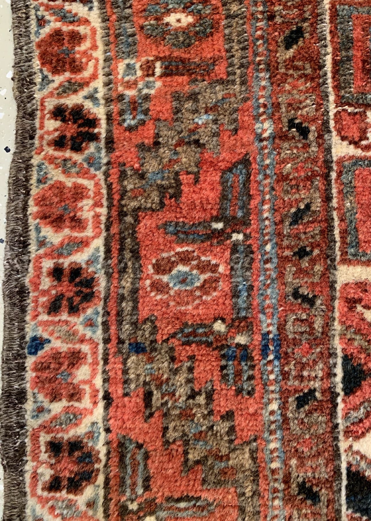 Detail c: Antiker Heriz, Persien, um 1900, Wolle geknüpft auf Baumwolle, ca. 180 x 137 cm, EHZ:3-4(seltene Farbe)stellenweise niedriger Flor