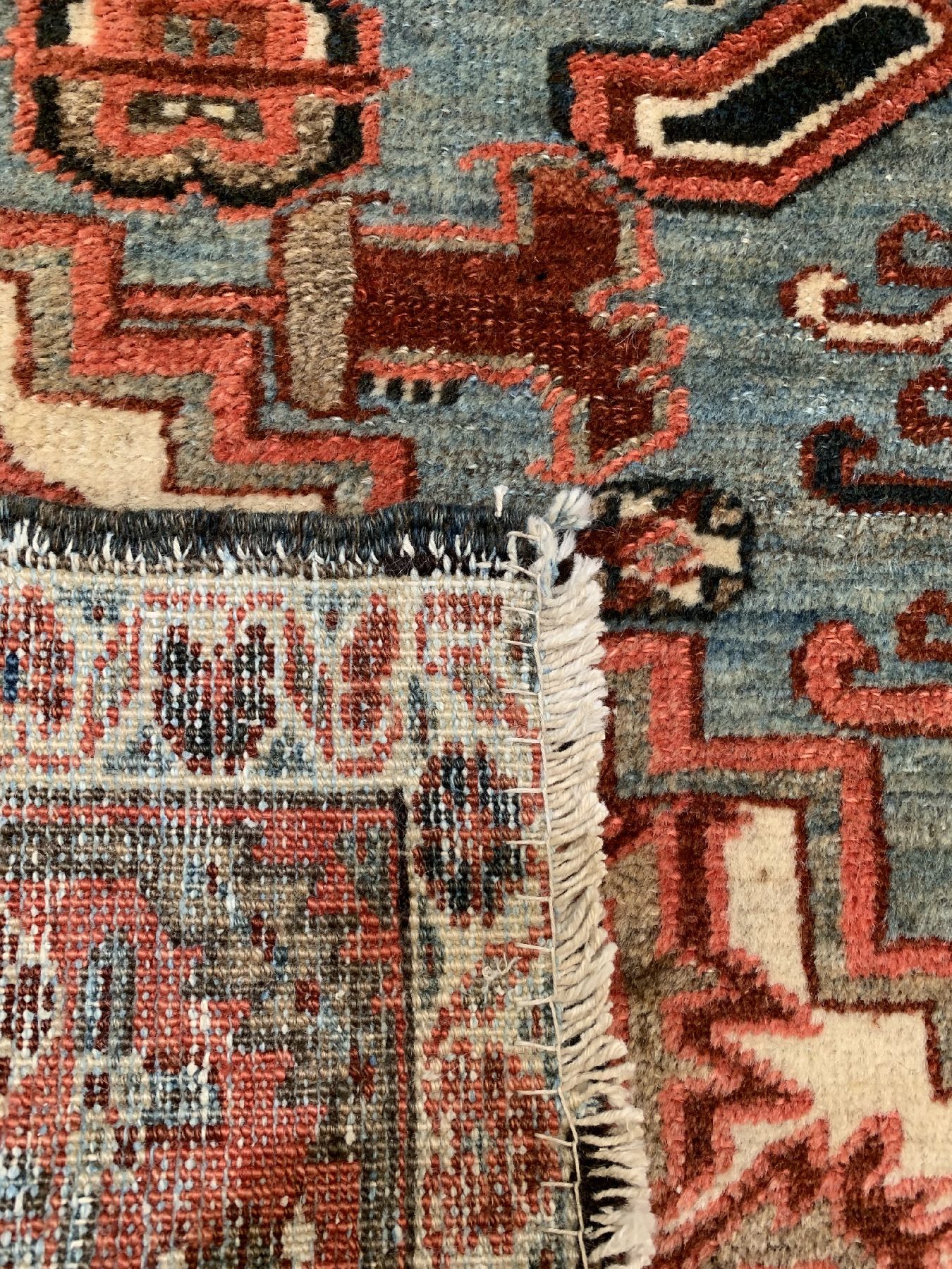 Detail d: Antiker Heriz, Persien, um 1900, Wolle geknüpft auf Baumwolle, ca. 180 x 137 cm, EHZ:3-4(seltene Farbe)stellenweise niedriger Flor