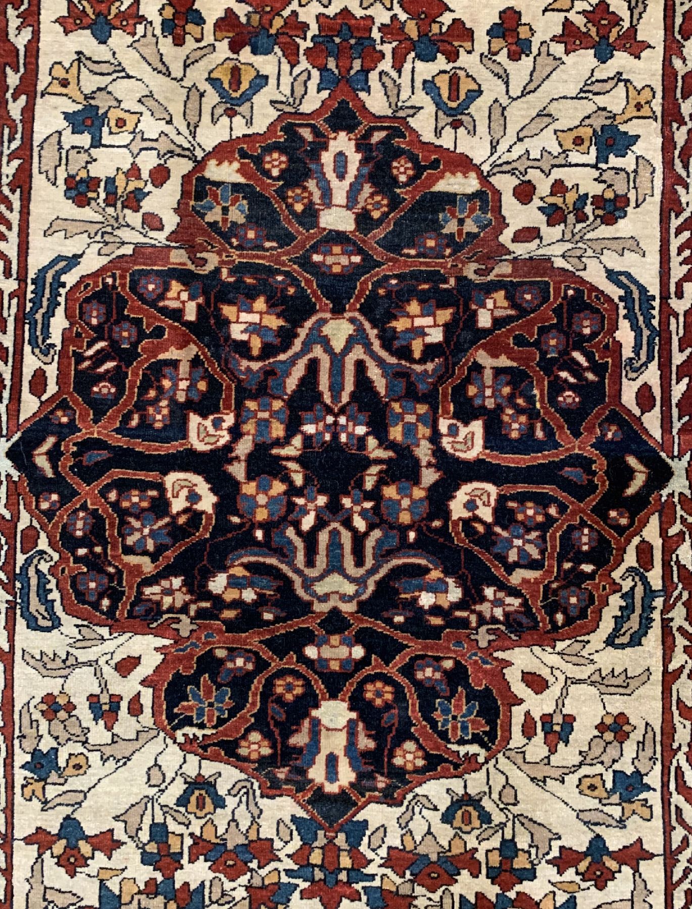 Detail b: Weißgrundiger Antiker Farahan, Persien, um 1900, Wolle geknüpft auf Baumwolle, ca. 200 x 132 cm, (seltene Farbkombination), EHZ: 2-3, (guter ...