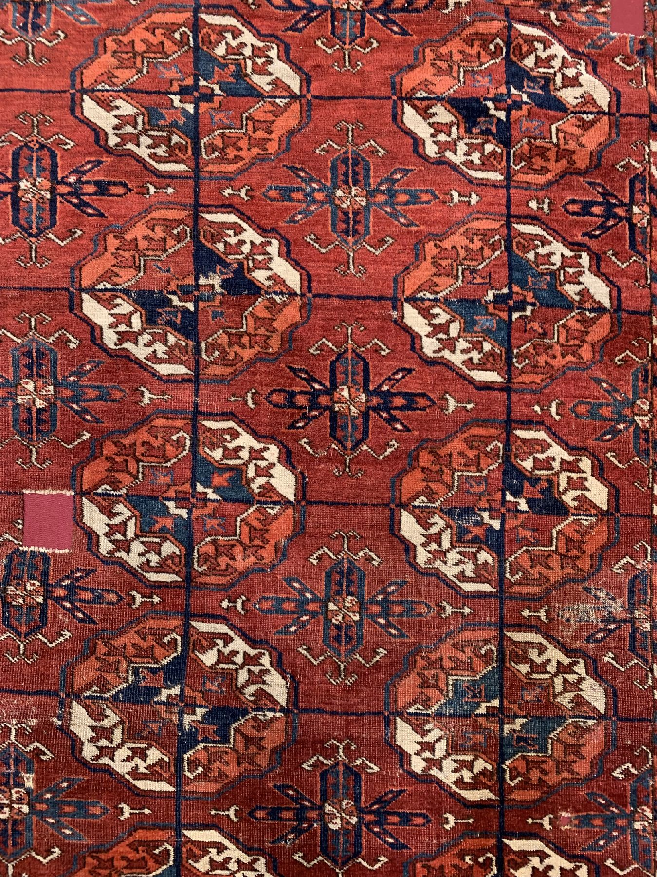 Detail a: Früher feiner Tekke Hauptteppich, Turkmenistan, anfang 19 Jhd., Wolle geknüpft auf Wolle, klassichen Tekke-Buchara Göls, ca. 295 x 190 cm, ...