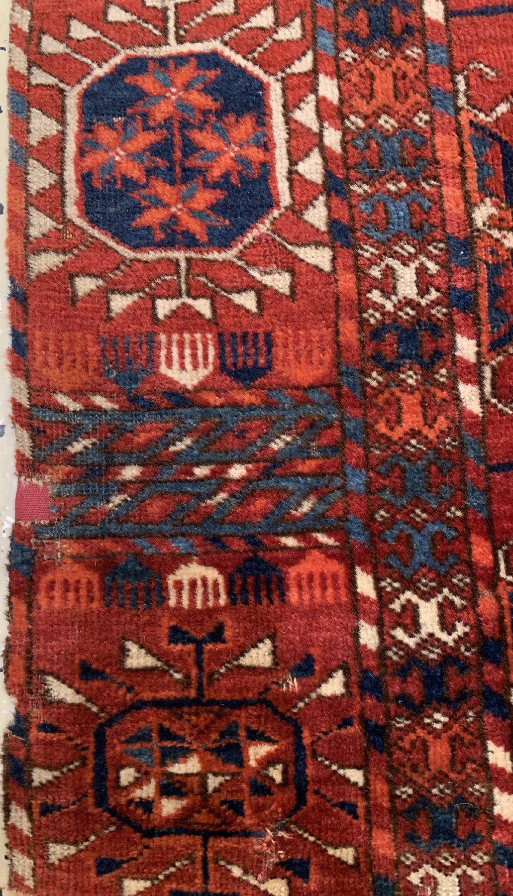 Detail c: Früher feiner Tekke Hauptteppich, Turkmenistan, anfang 19 Jhd., Wolle geknüpft auf Wolle, klassichen Tekke-Buchara Göls, ca. 295 x 190 cm, ...